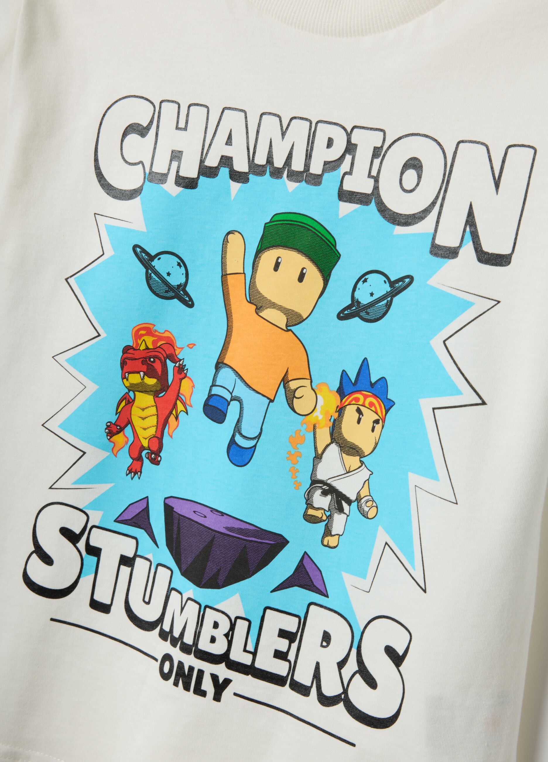 &Lambda;&epsilon;&upsilon;&kappa;ό &pi;&alpha;&iota;&delta;&iota;&kappa;ό T-shirt &alpha;&pi;ό 100% &beta;&alpha;&mu;&beta;ά&kappa;&iota; &mu;&epsilon; &sigma;&tau;ά&mu;&pi;&alpha; Stumble Guys, &kappa;&alpha;&nu;&omicron;&nu;&iota;&kappa;ή &epsilon;&phi;&alpha;&rho;&mu;&omicron;&gamma;ή