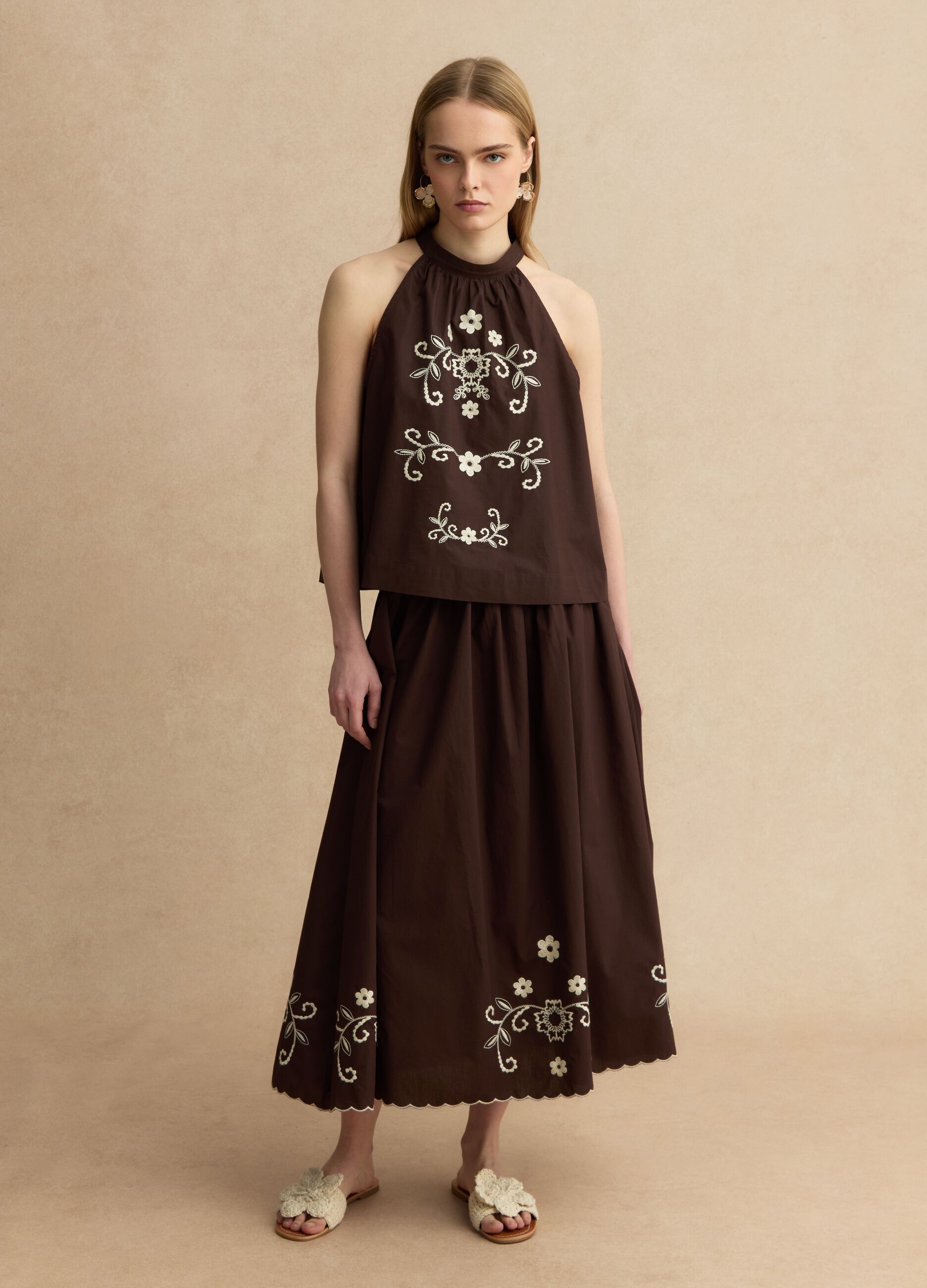 Langer Rock aus brauner reiner Baumwolle, regul&auml;re Passform mit Blumenstickerei