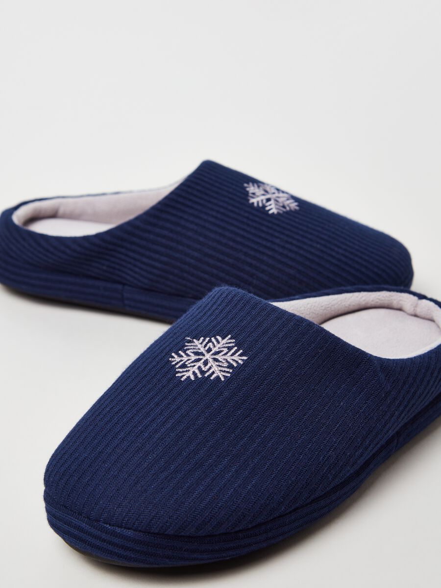 Ribbed slippers with snowflake embroidery_2