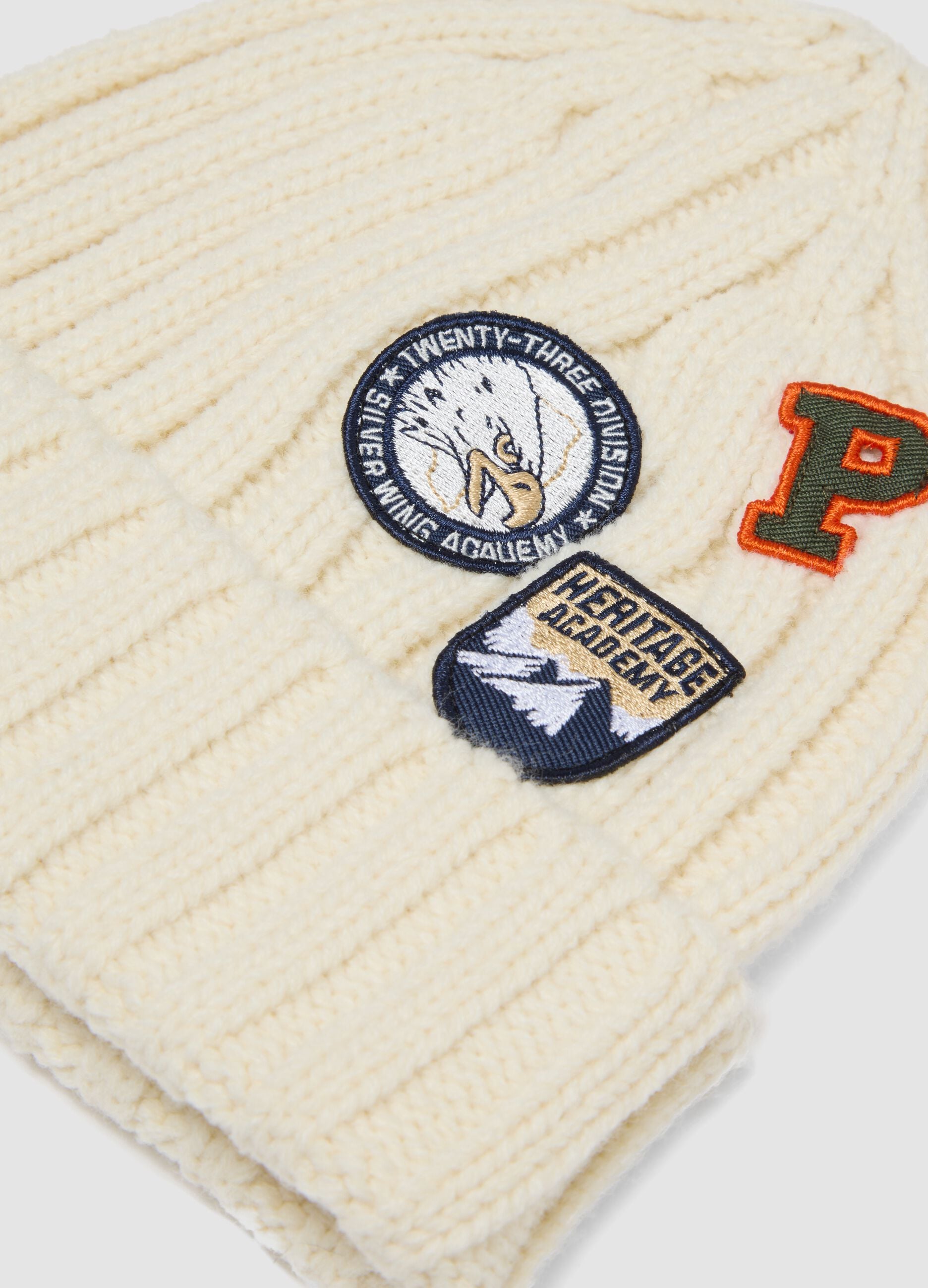 Cappello bianco in misto lana a coste con risvolto