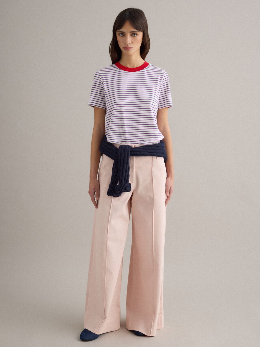 &Pi;&rho;ά&sigma;&iota;&nu;&omicron; &kappa;&alpha;&iota; &lambda;&epsilon;&upsilon;&kappa;ό T-shirt &alpha;&pi;ό &kappa;&alpha;&theta;&alpha;&rho;ό &beta;&alpha;&mu;&beta;ά&kappa;&iota;, &kappa;&alpha;&nu;&omicron;&nu;&iota;&kappa;ή &epsilon;&phi;&alpha;&rho;&mu;&omicron;&gamma;ή_2