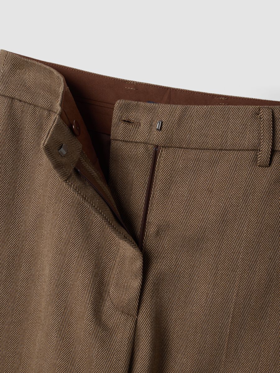 Braune formelle Hose aus Stretch-Viskose im Regular Fit_1