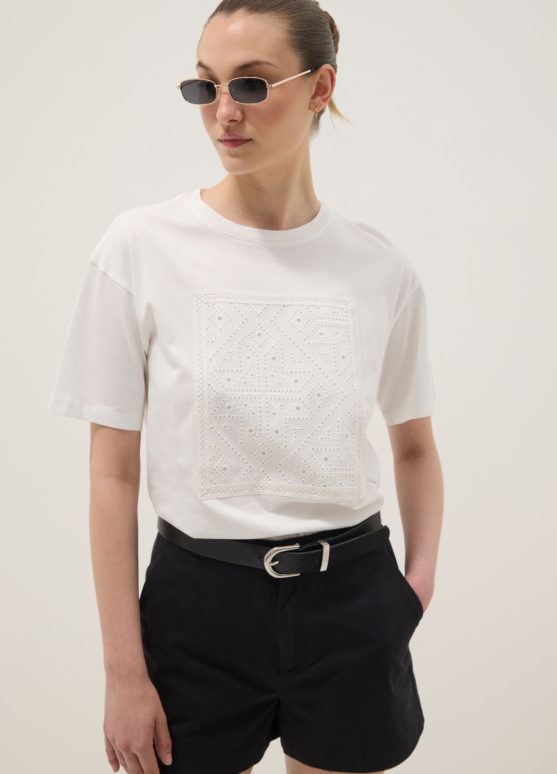 &Lambda;&epsilon;&upsilon;&kappa;ό T-shirt regular fit &alpha;&pi;ό 100% &beta;&alpha;&mu;&beta;ά&kappa;&iota; &mu;&epsilon; &delta;&iota;ά&tau;&rho;&eta;&tau;&eta; &lambda;&epsilon;&pi;&tau;&omicron;&mu;έ&rho;&epsilon;&iota;&alpha;