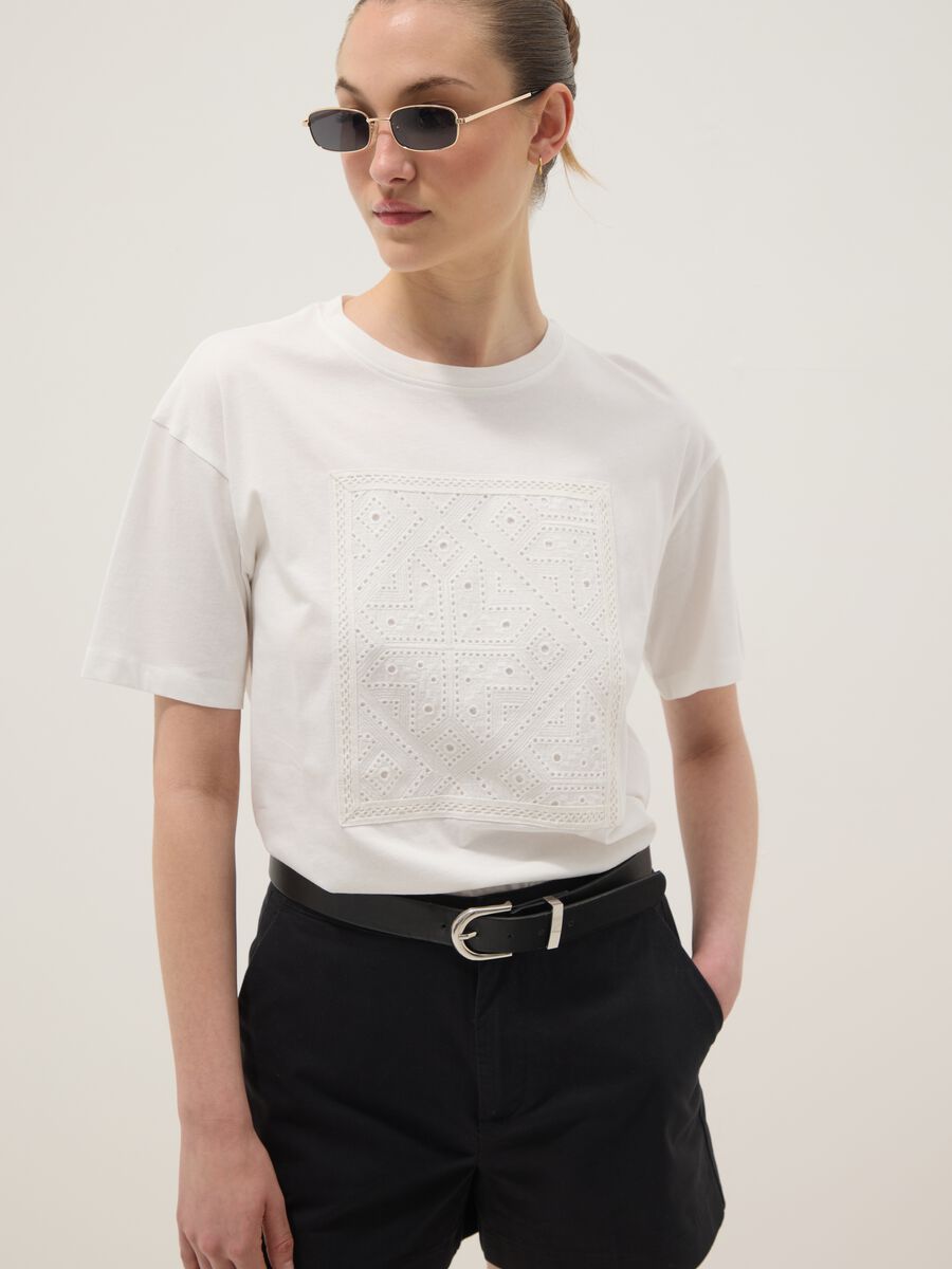 &Lambda;&epsilon;&upsilon;&kappa;ό T-shirt regular fit &alpha;&pi;ό 100% &beta;&alpha;&mu;&beta;ά&kappa;&iota; &mu;&epsilon; &delta;&iota;ά&tau;&rho;&eta;&tau;&eta; &lambda;&epsilon;&pi;&tau;&omicron;&mu;έ&rho;&epsilon;&iota;&alpha;_0