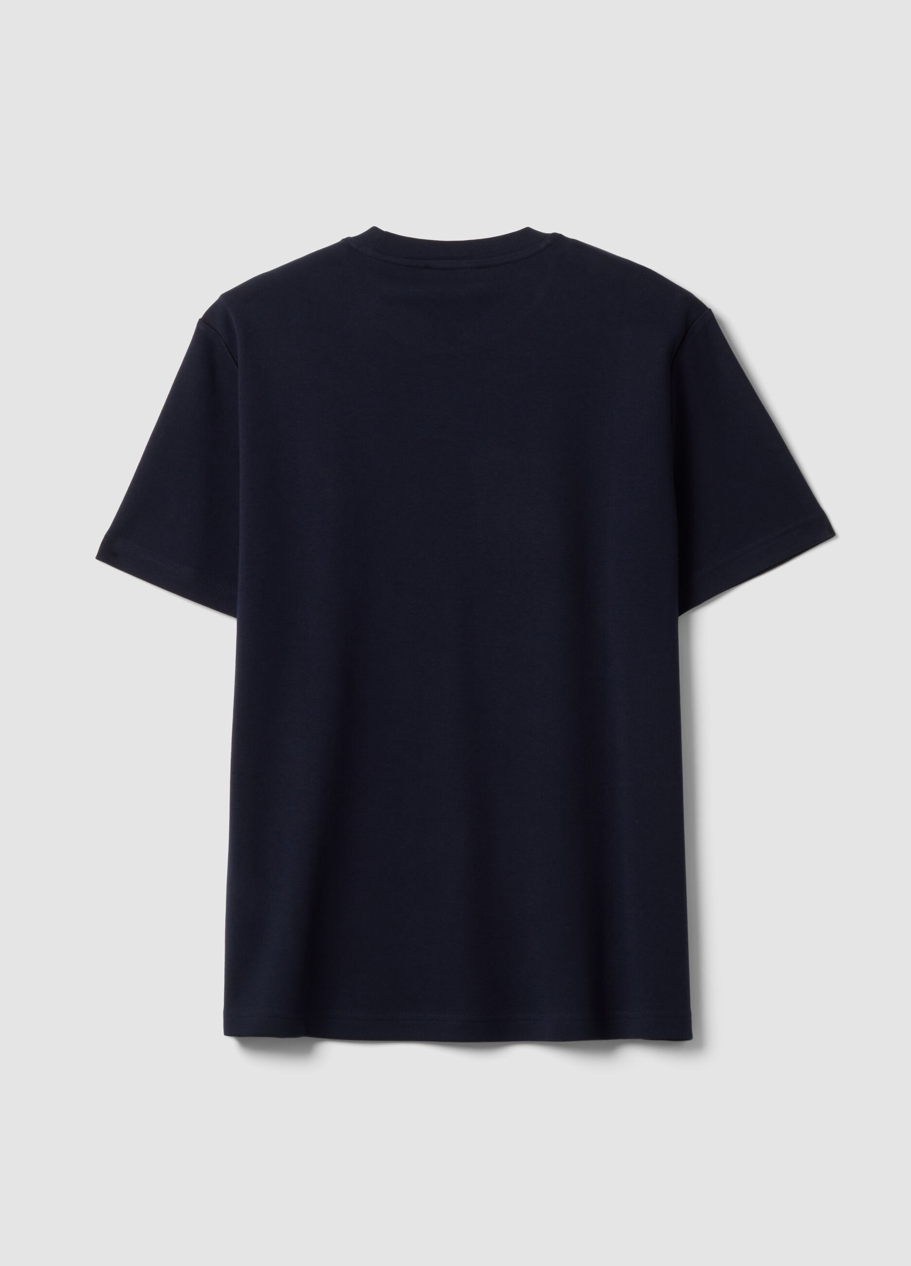 &Mu;&pi;&lambda;&epsilon; &alpha;&nu;&delta;&rho;&iota;&kappa;ό T-shirt &alpha;&pi;ό 100% &beta;&alpha;&mu;&beta;ά&kappa;&iota; &mu;&epsilon; &kappa;&omicron;&nu;&tau;ό &mu;&alpha;&nu;ί&kappa;&iota;, regular fit