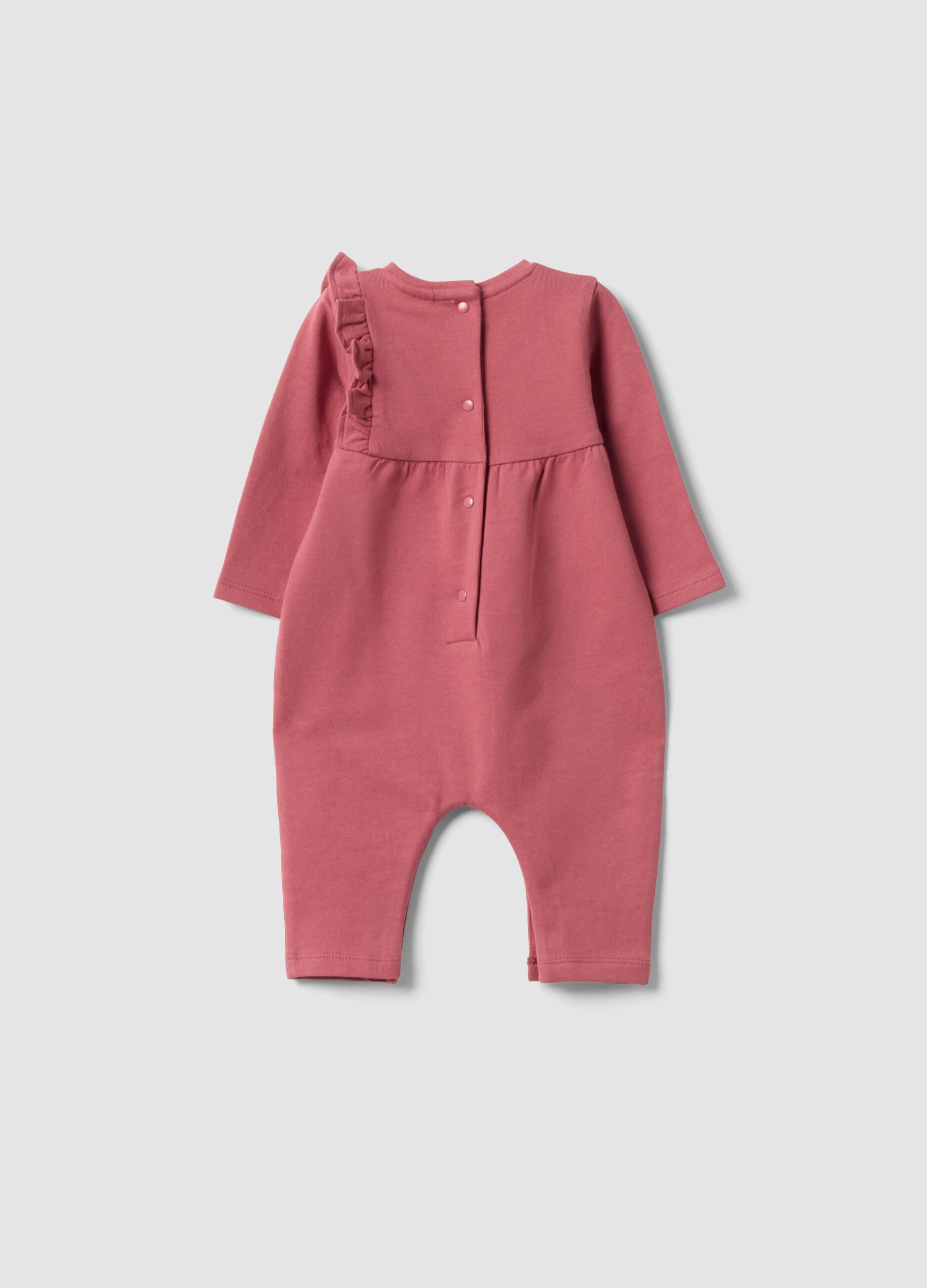 Violetter Strampler aus reiner Bio-Baumwolle mit Volant f&uuml;r Baby-M&auml;dchen