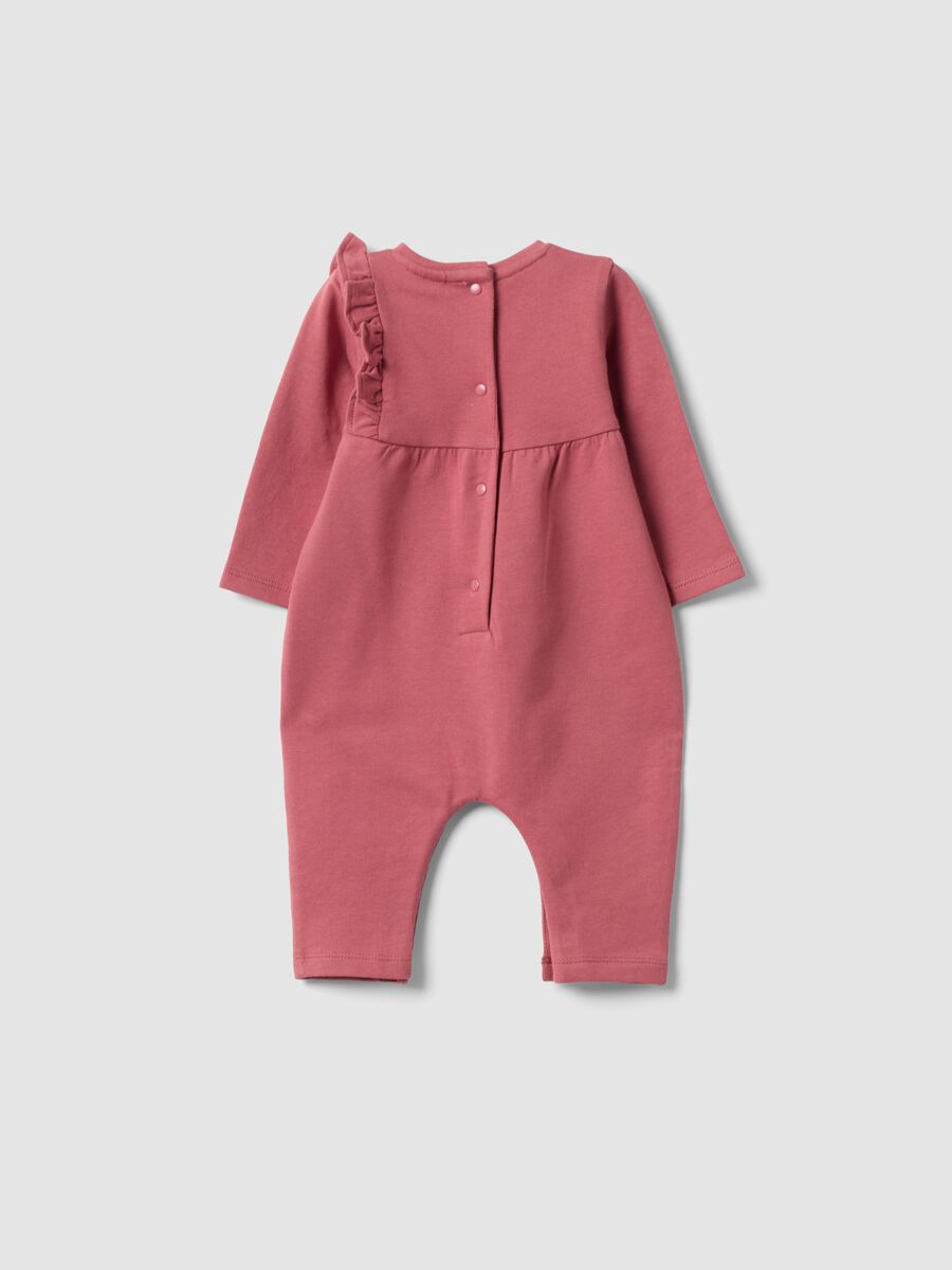 Violetter Strampler aus reiner Bio-Baumwolle mit Volant f&uuml;r Baby-M&auml;dchen_1