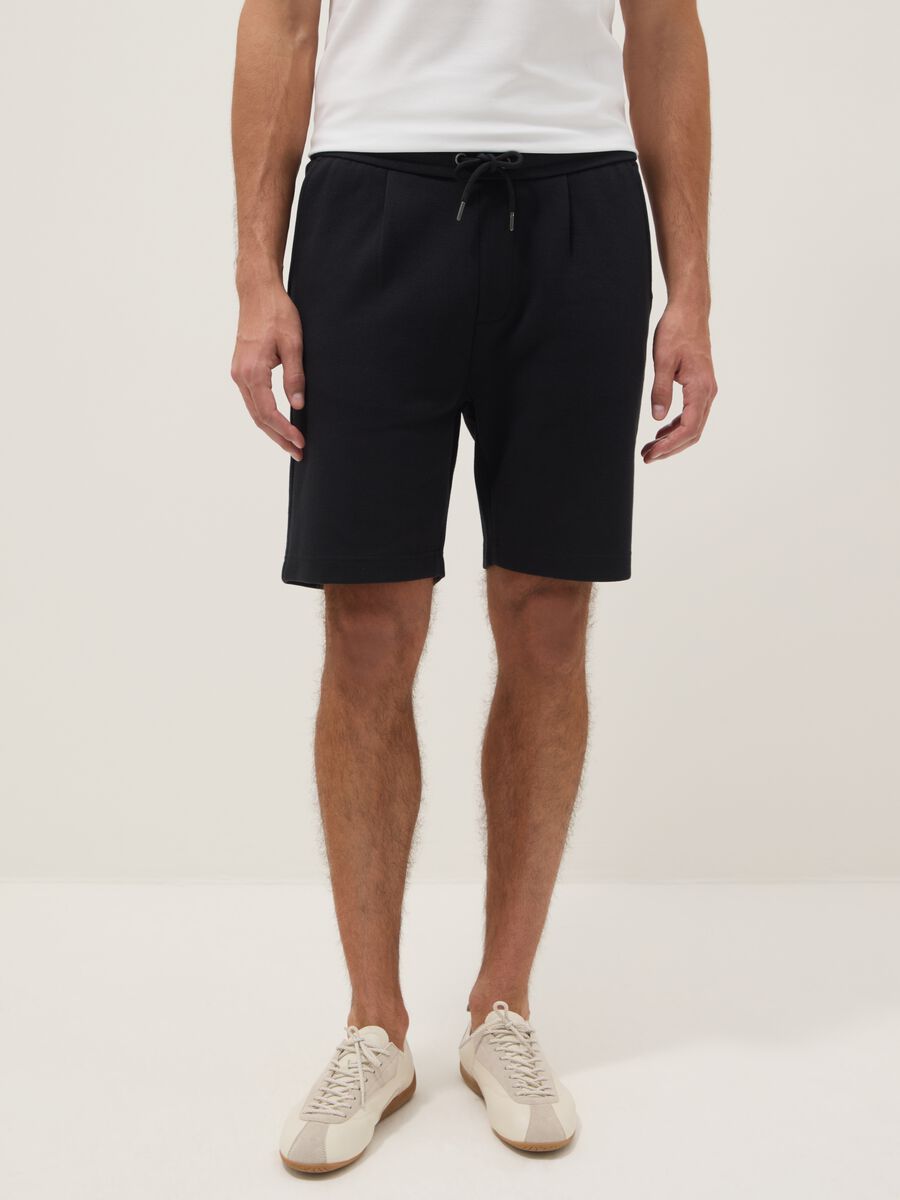Schwarze Regular-Fit-Shorts aus reiner Baumwolle mit Kordelzug_1