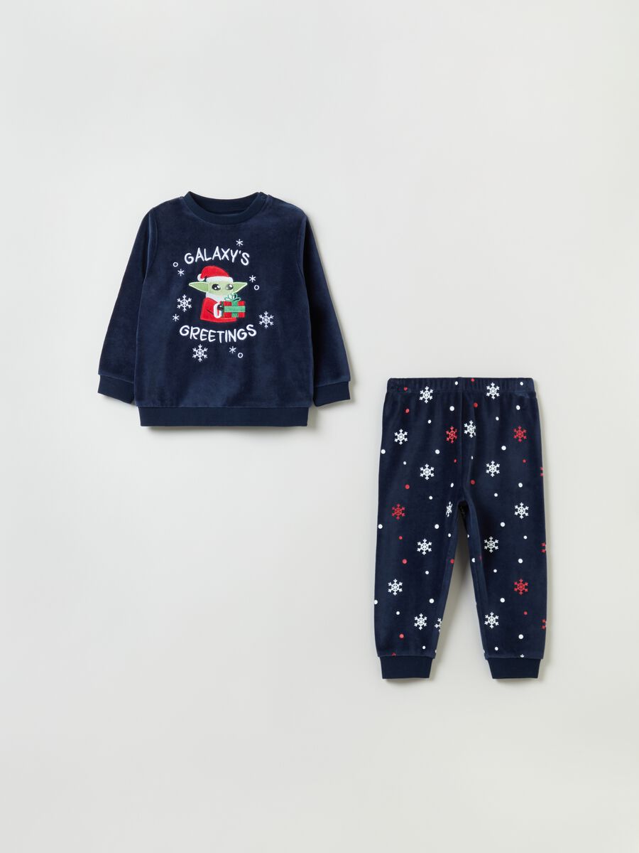 Pijama de terciopelo con bordado navideño Grogu_0