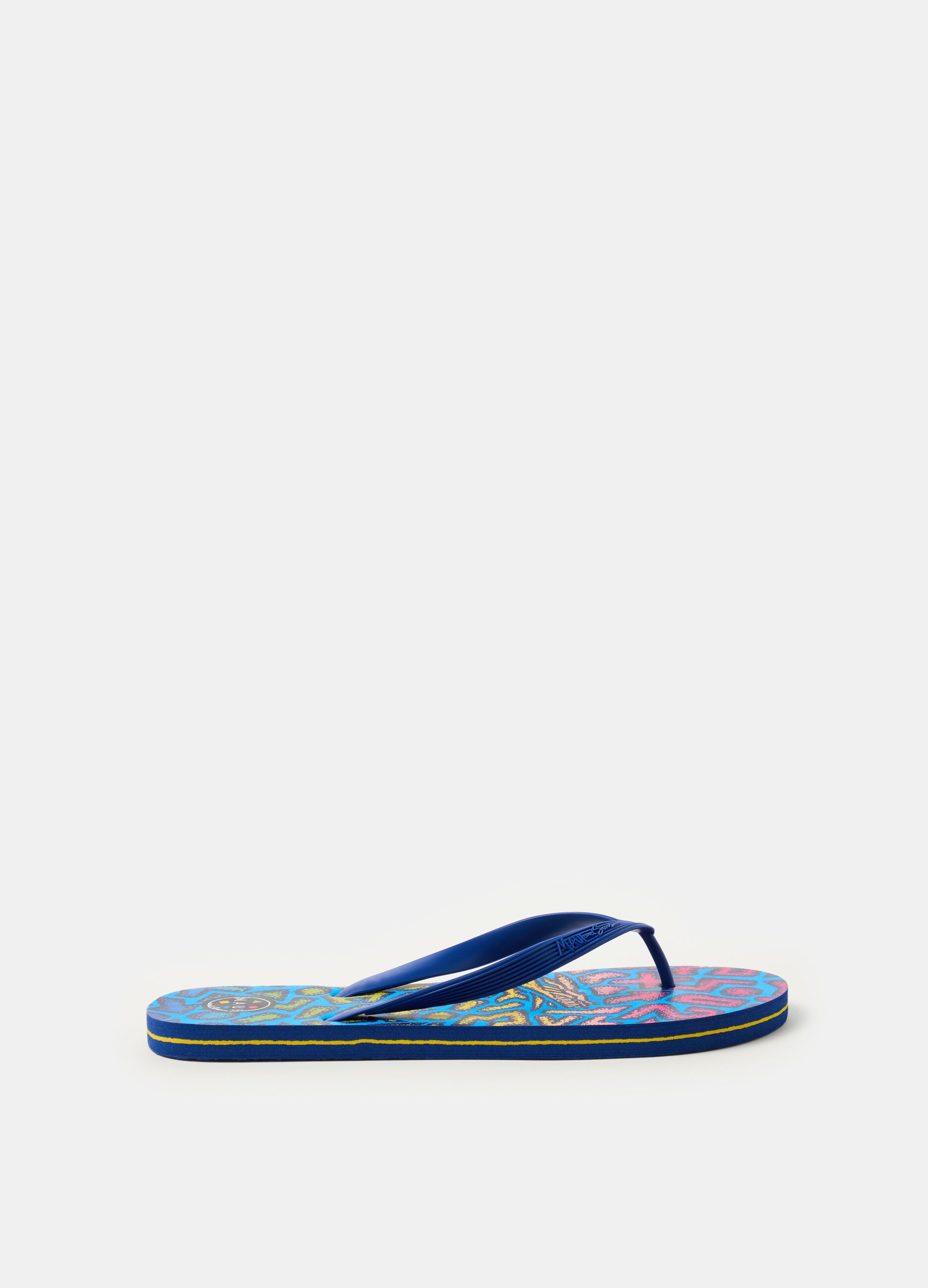 Thong sandals with lettering print