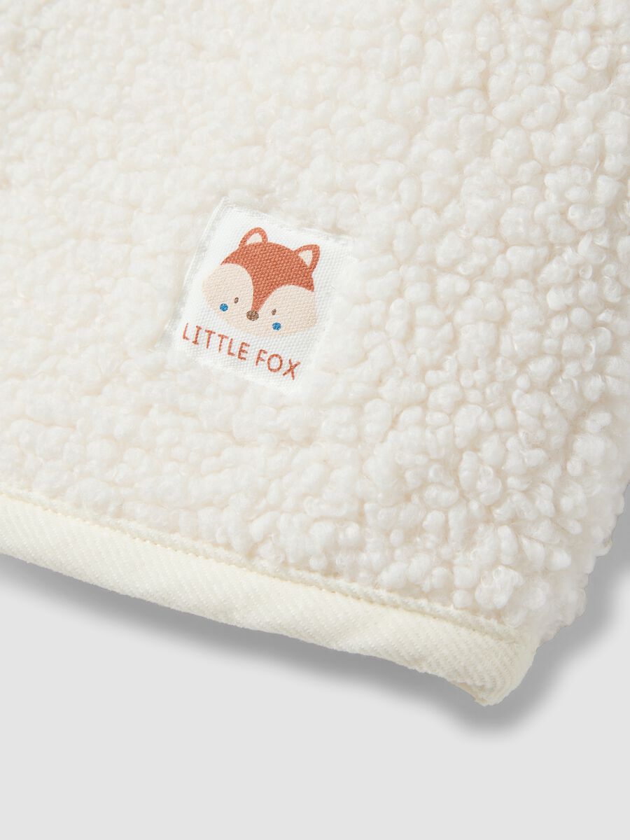 Colete branco com efeito teddy, corte regular_3