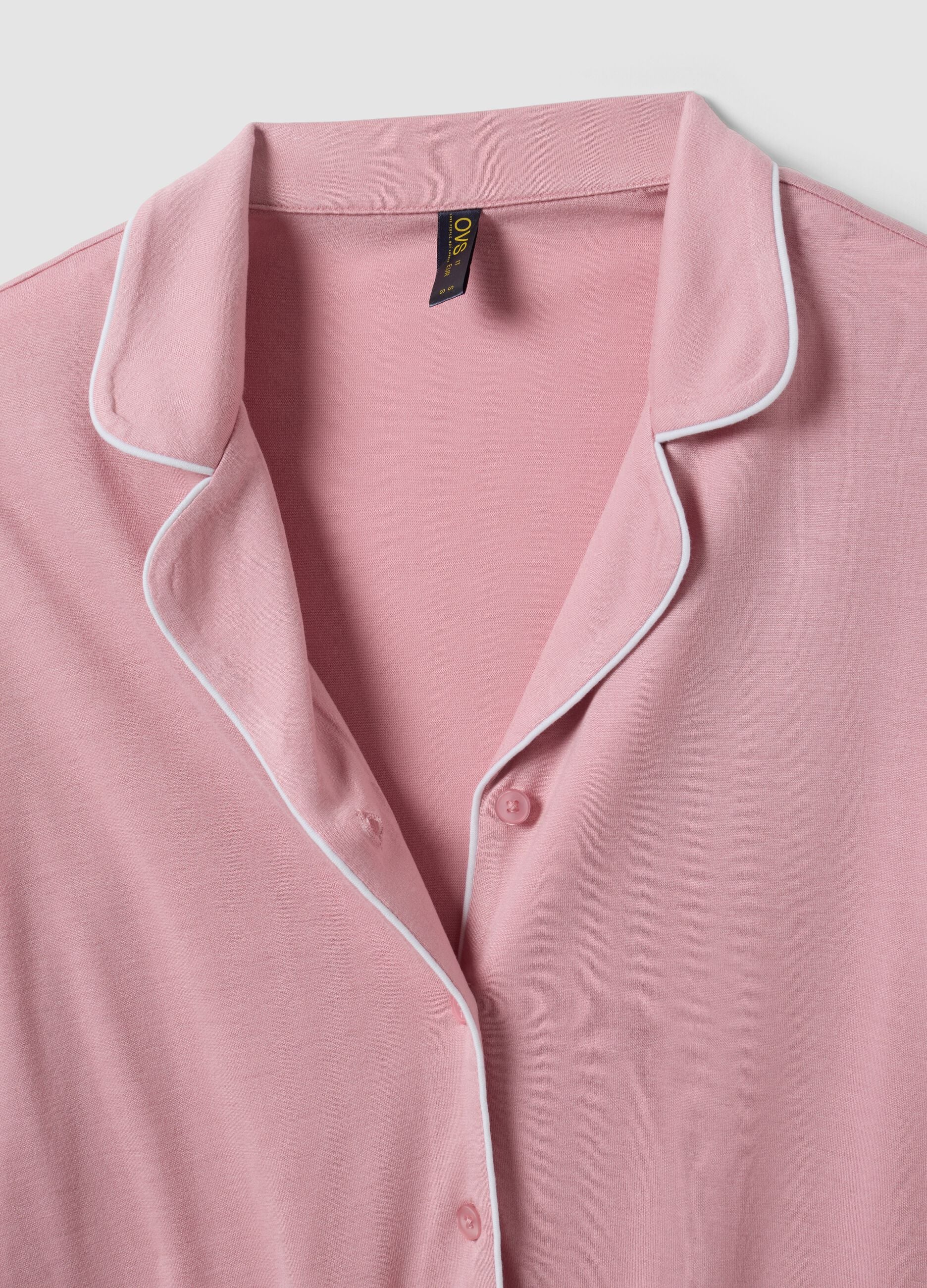 Pijama rosa em viscose pura com decote em V e debruns em contraste
