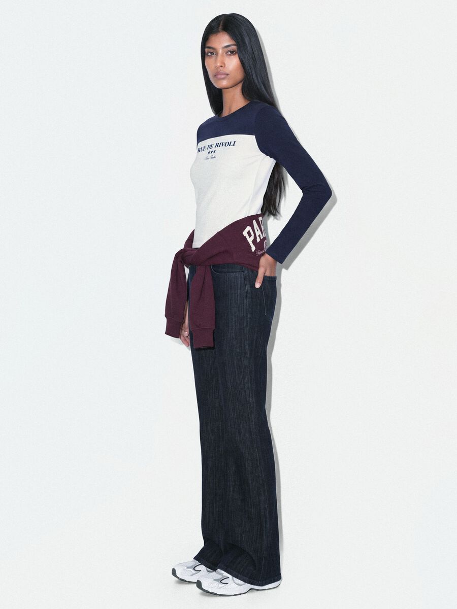 T-shirt bianca e blu in cotone elasticizzato con stampa frontale_1