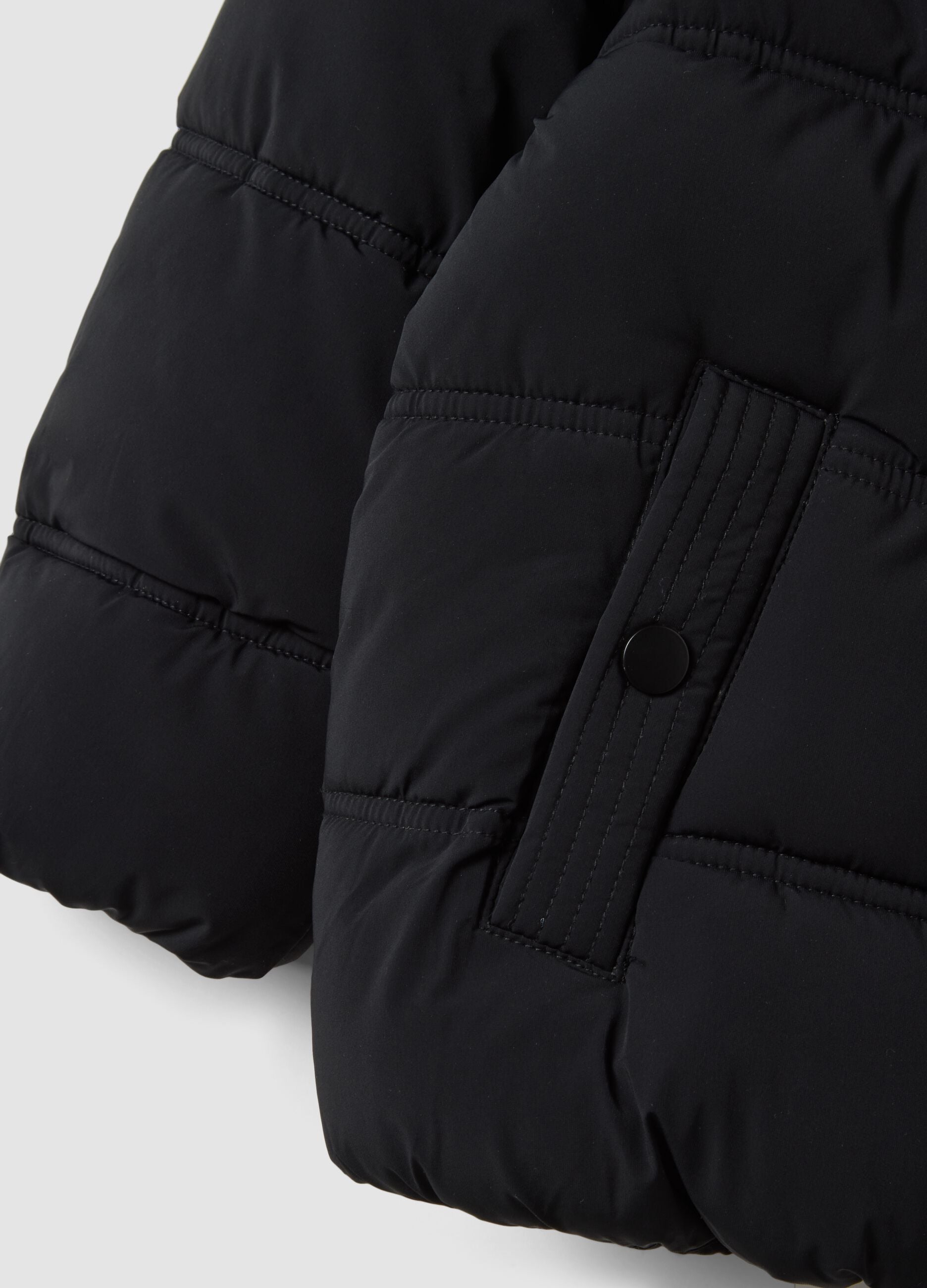 Schwarze Steppjacke aus Stretchmaterial