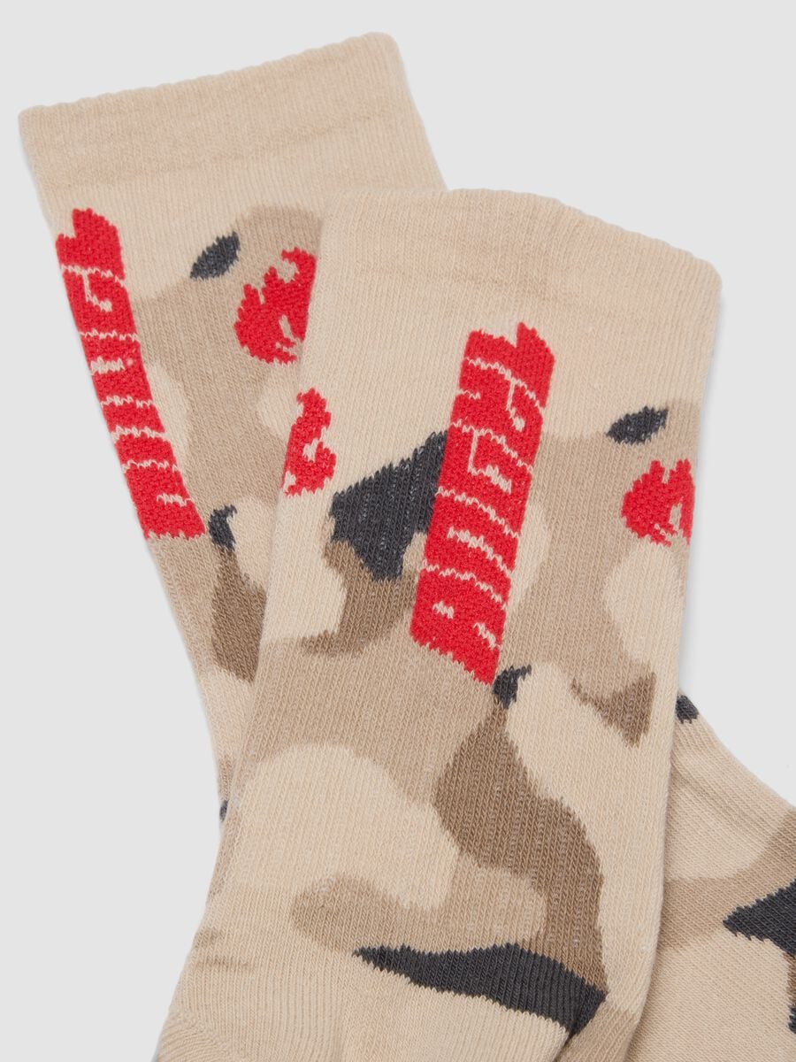 Chaussettes de sport grises en coton stretch camouflage_1