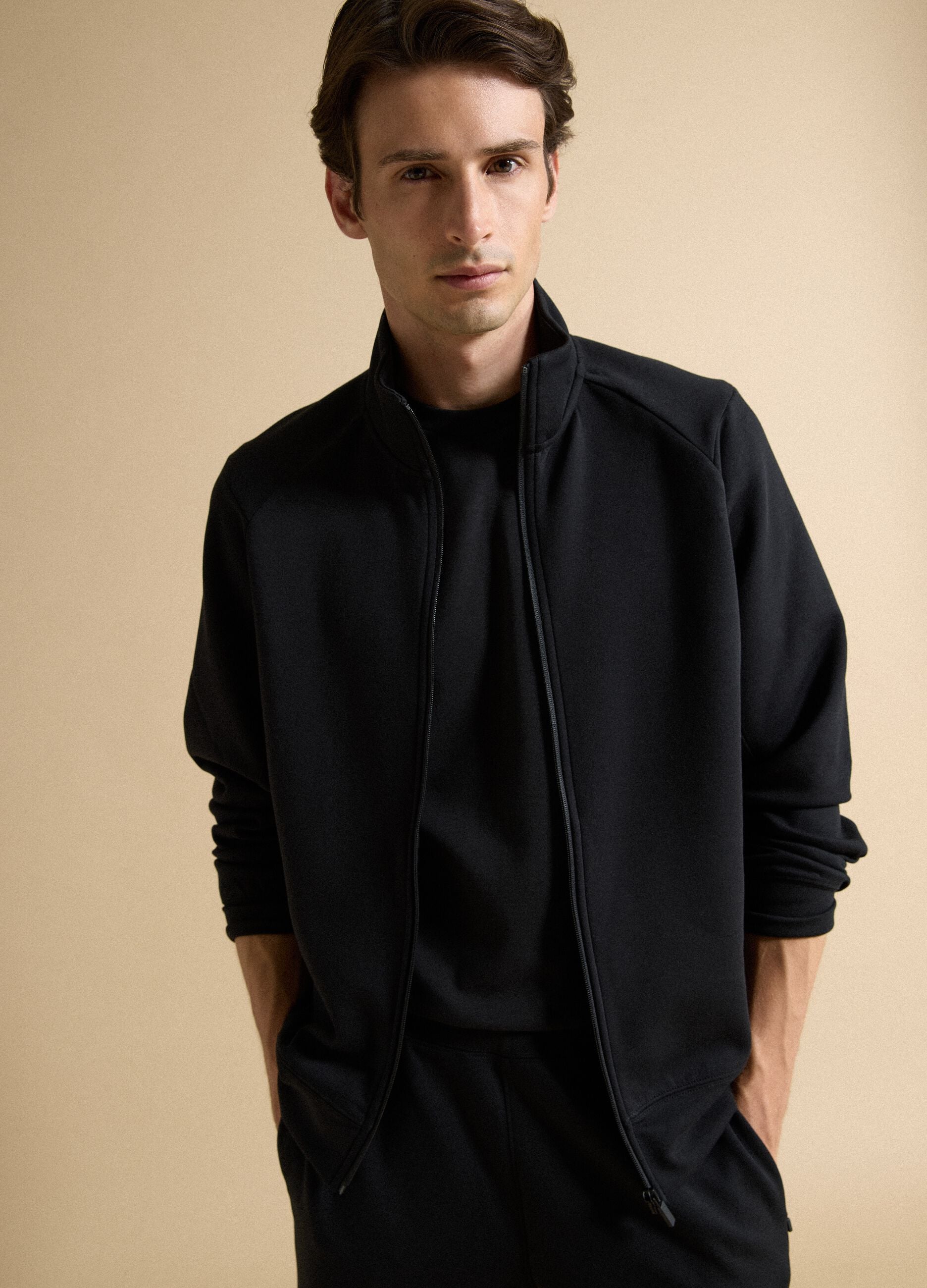 Full-zip nera con colletto in tessuto elasticizzato Easy Dry regular fit