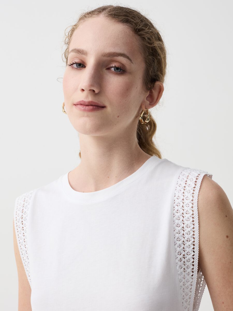 Sleeveless top with embroidered trims_1