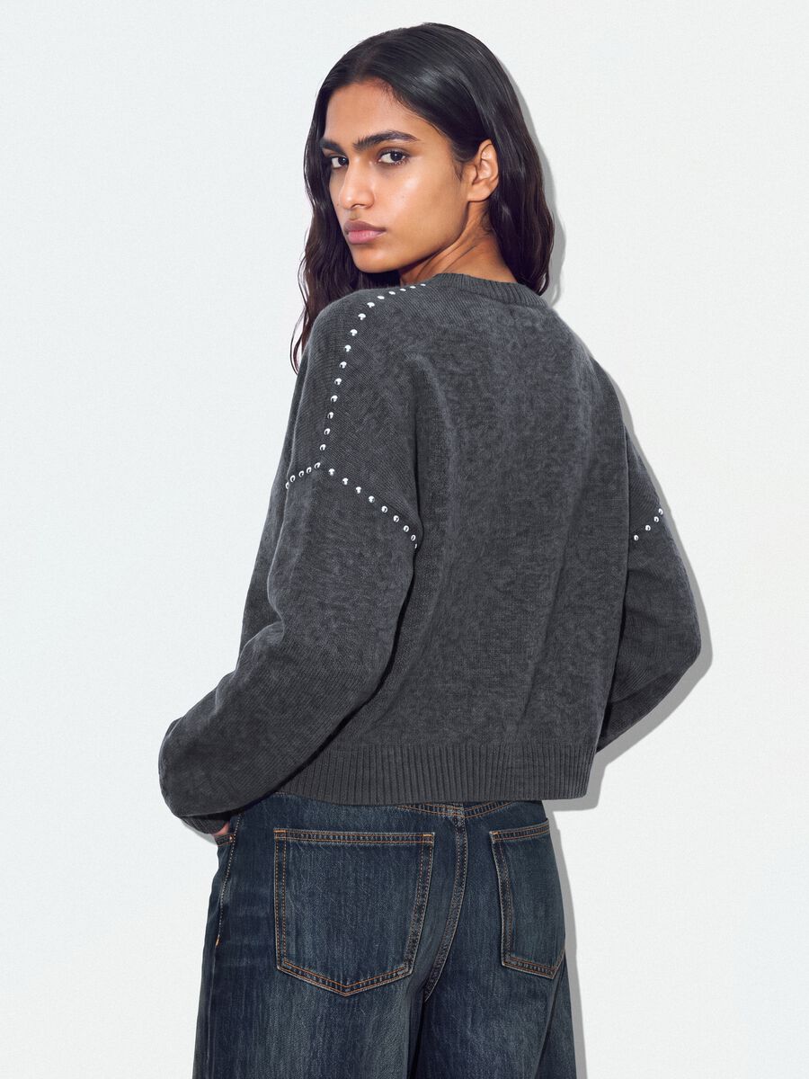 Camisola cinzenta em l&atilde; el&aacute;stica com acabamentos em tachas_3