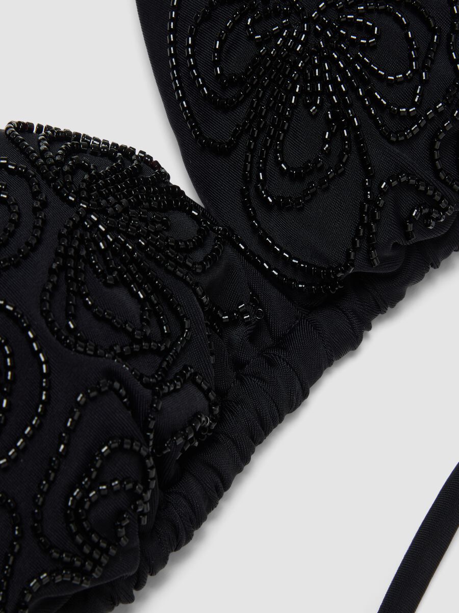 Haut de bikini triangle noir en tissu extensible avec perles_6