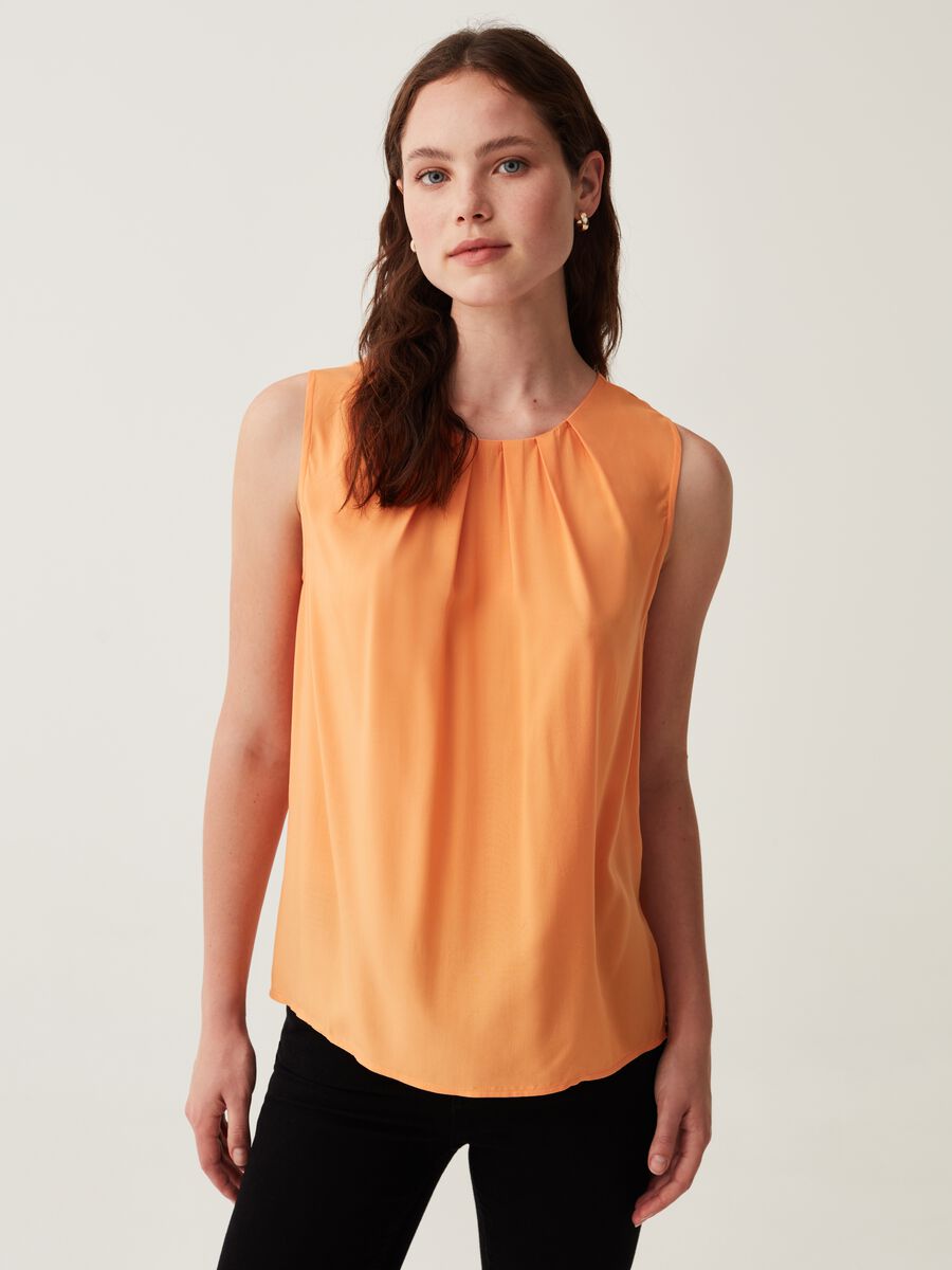 Sleeveless blouse with pleating_1
