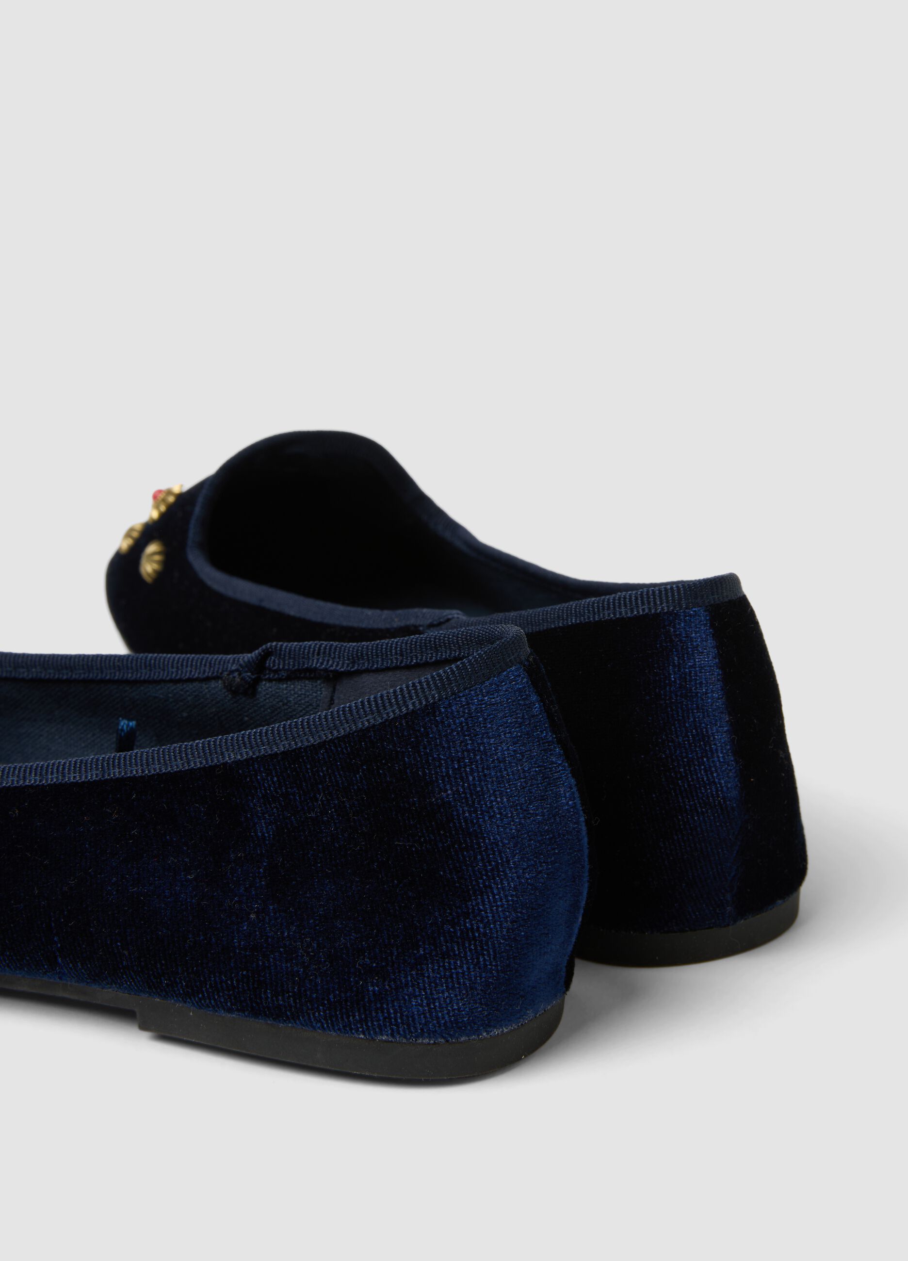 Blaue Friulane mit goldfarbenen Schmuckapplikationen