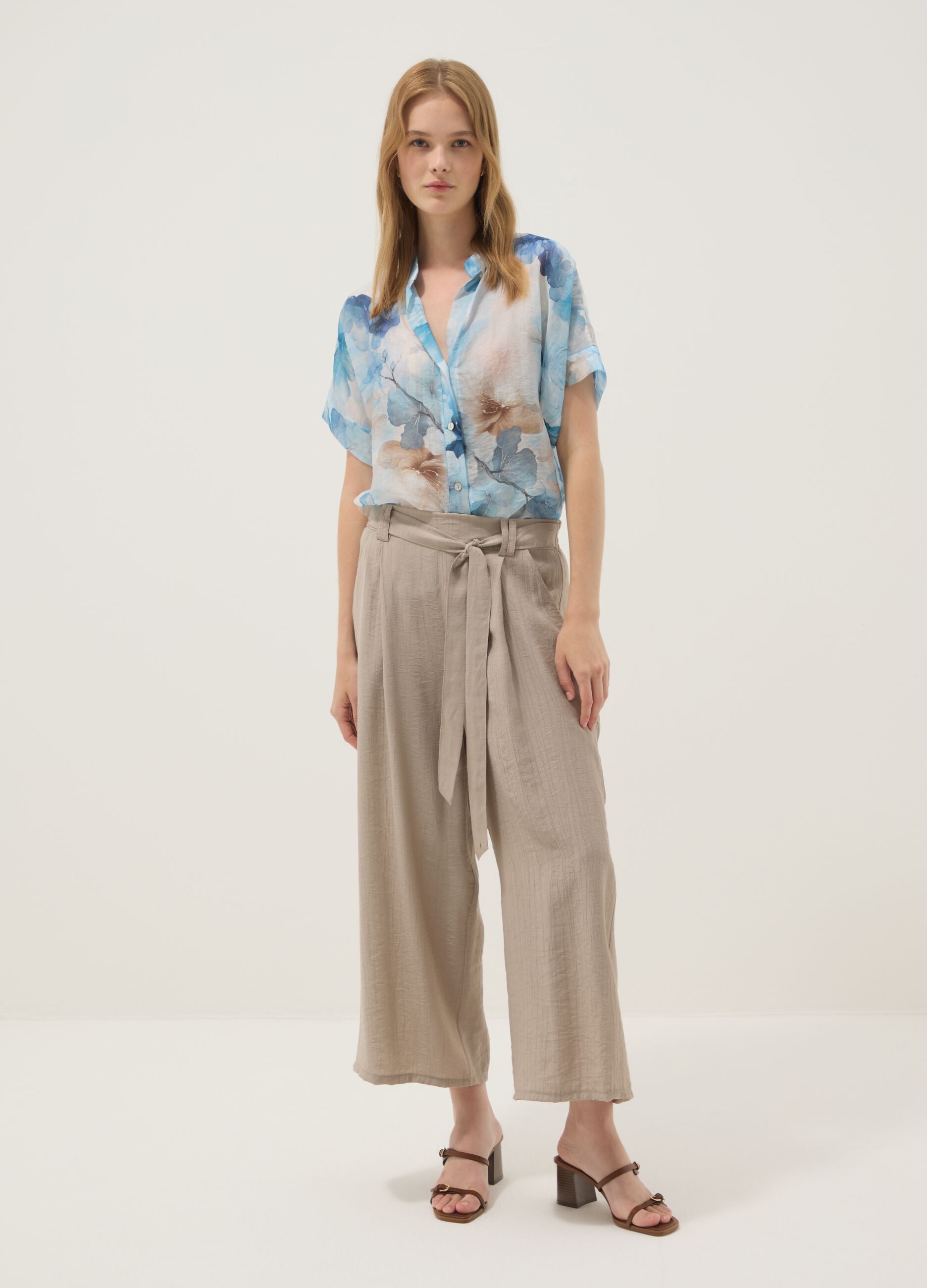 Hellblaue Lyocell-Mix-Bluse mit Blumenprint