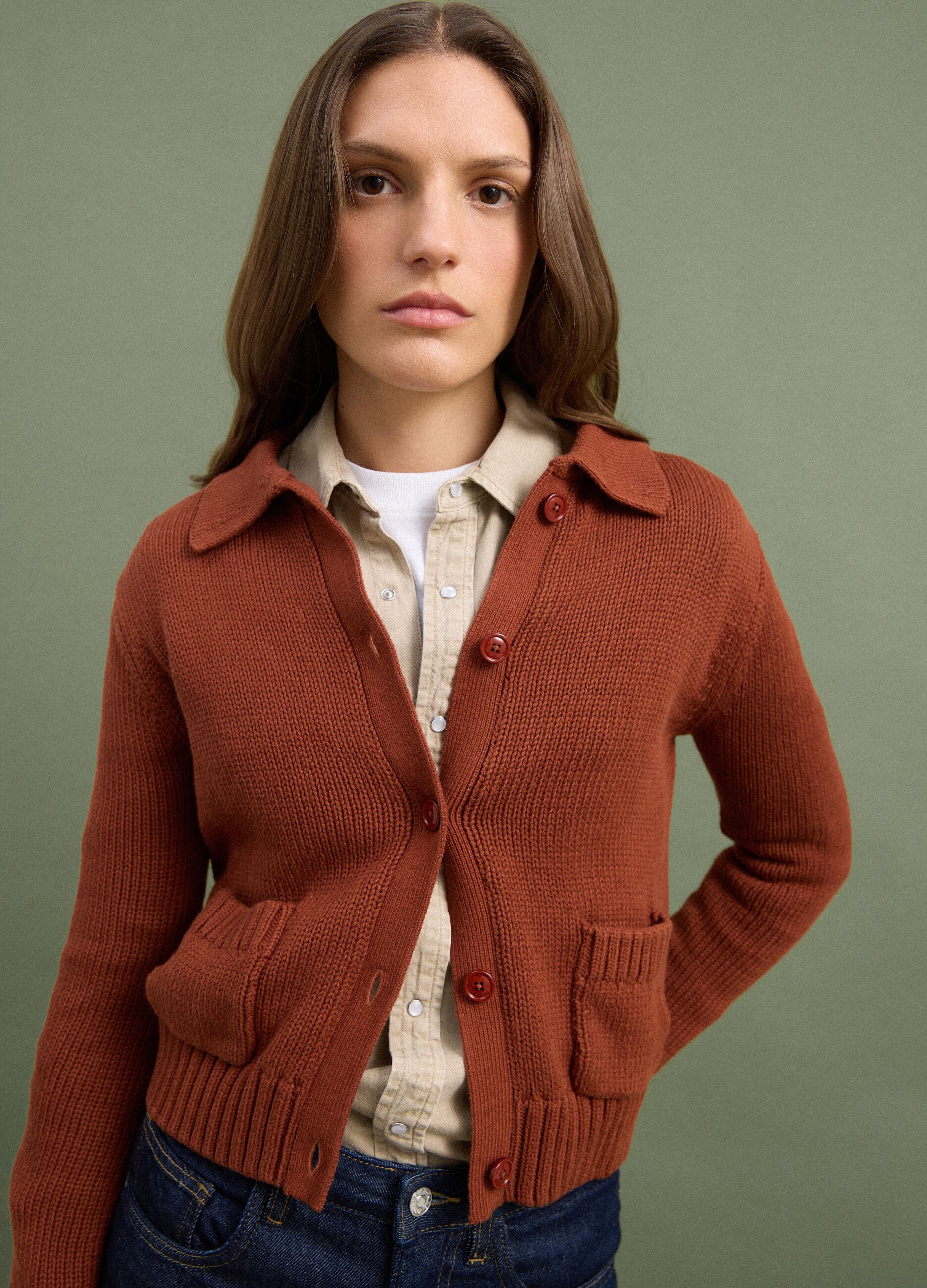 Cardigan rosso in puro cotone con bottoni regular fit