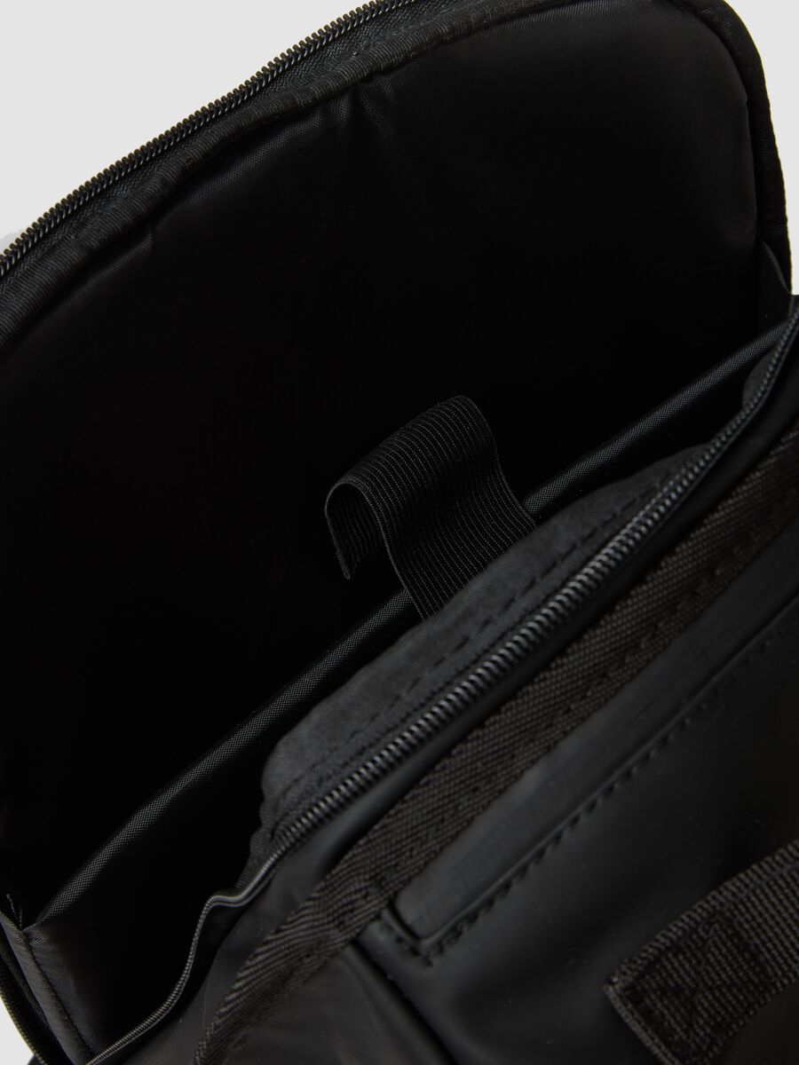 Zaino antifurto nero con scomparto interno e zip idrorepellente_2