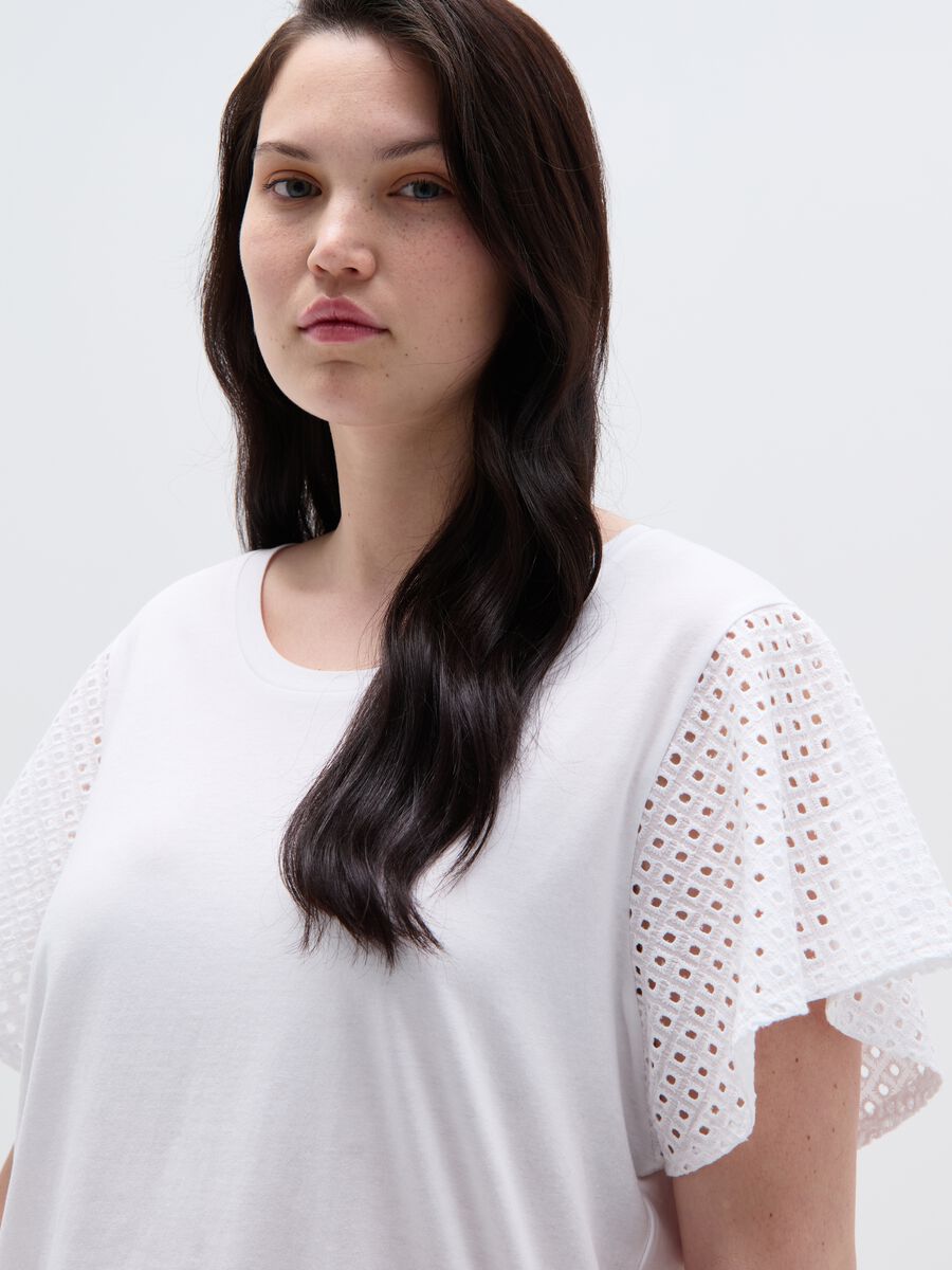 Curvy T-shirt and butterfly sleeves in broderie anglaise_1