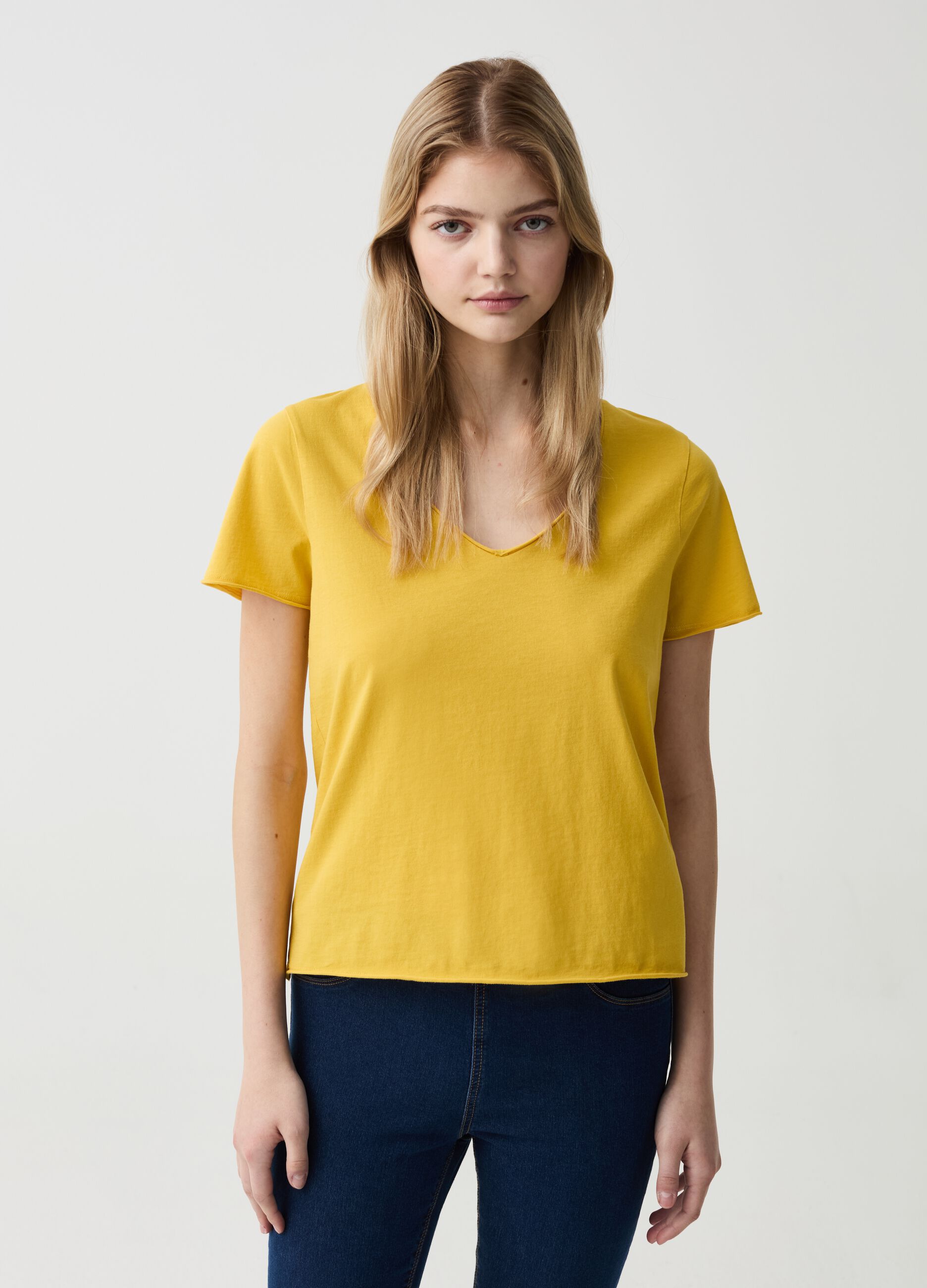 T-shirt with V neck and rolled edging