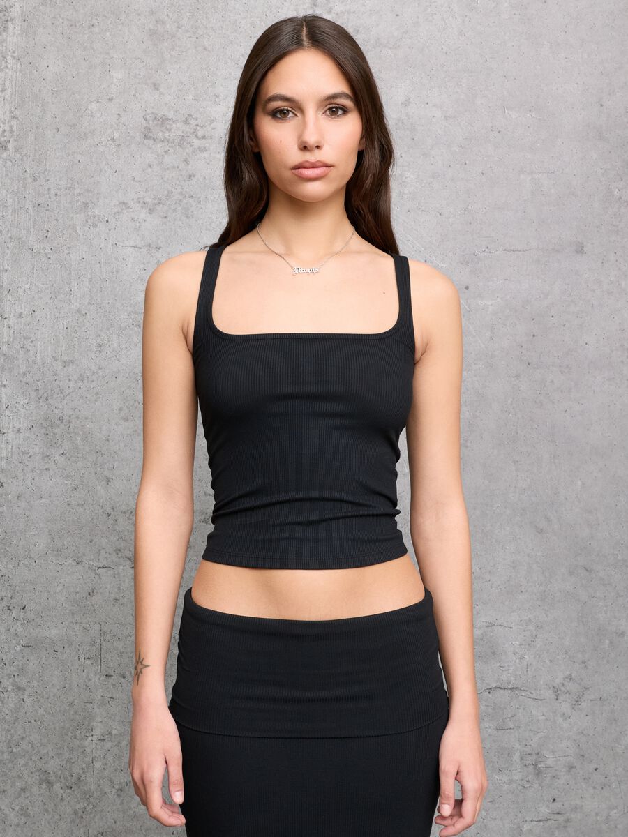 Crni top na naramenice s četvrtastim izrezom_0