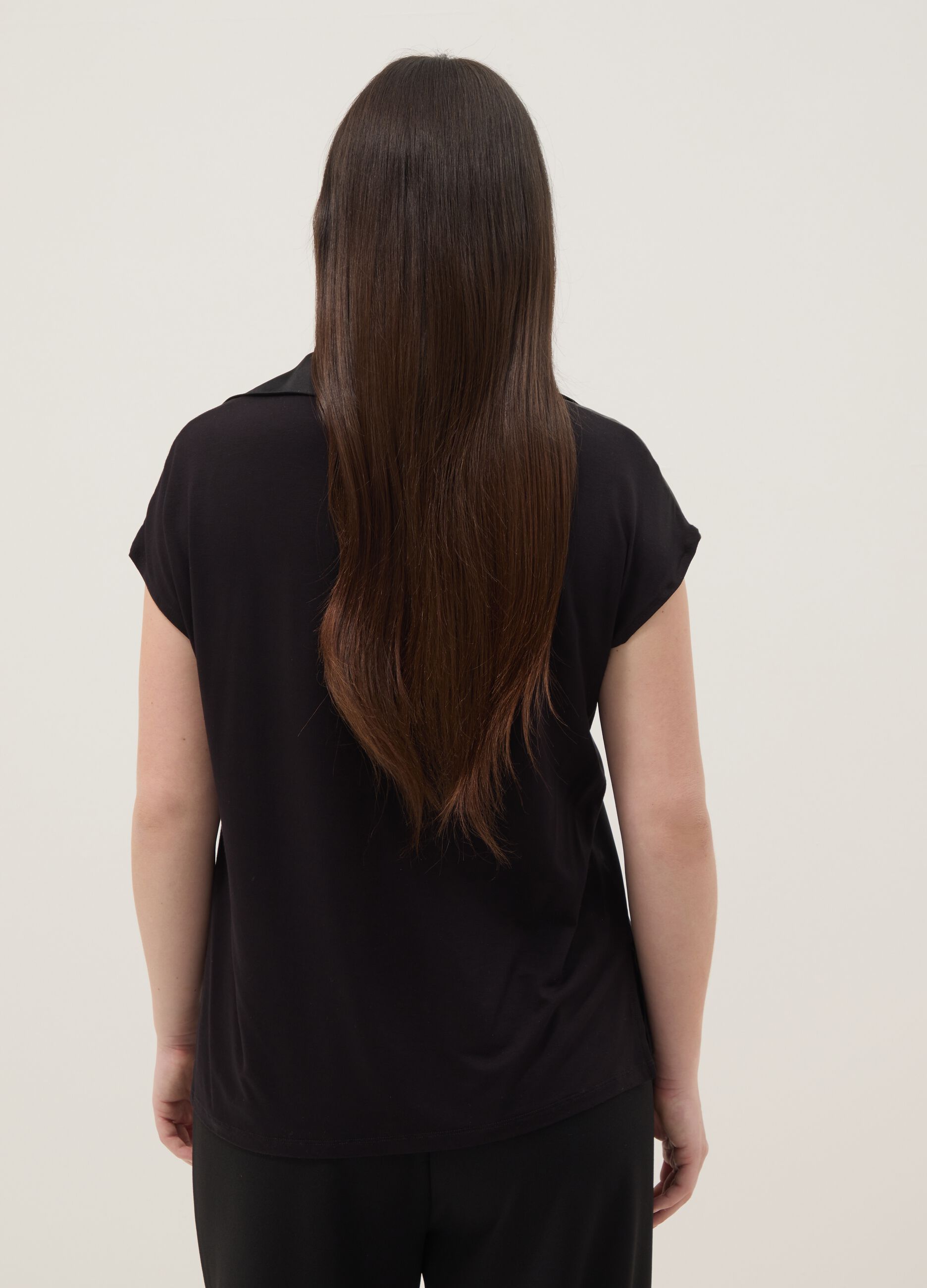 Black short-sleeve polo-collar T-shirt, regular fit