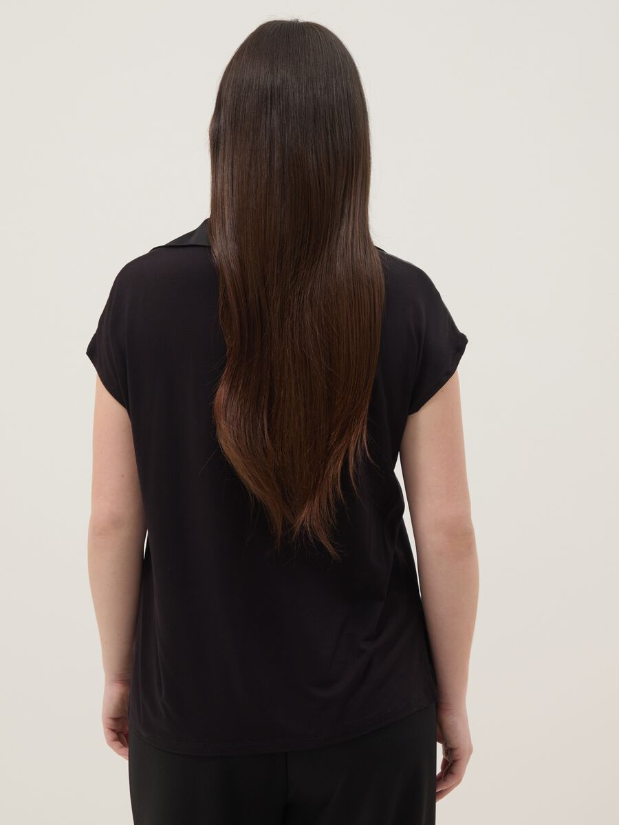 Schwarzes Kurzarm-T-Shirt mit Polokragen, Regular Fit_3