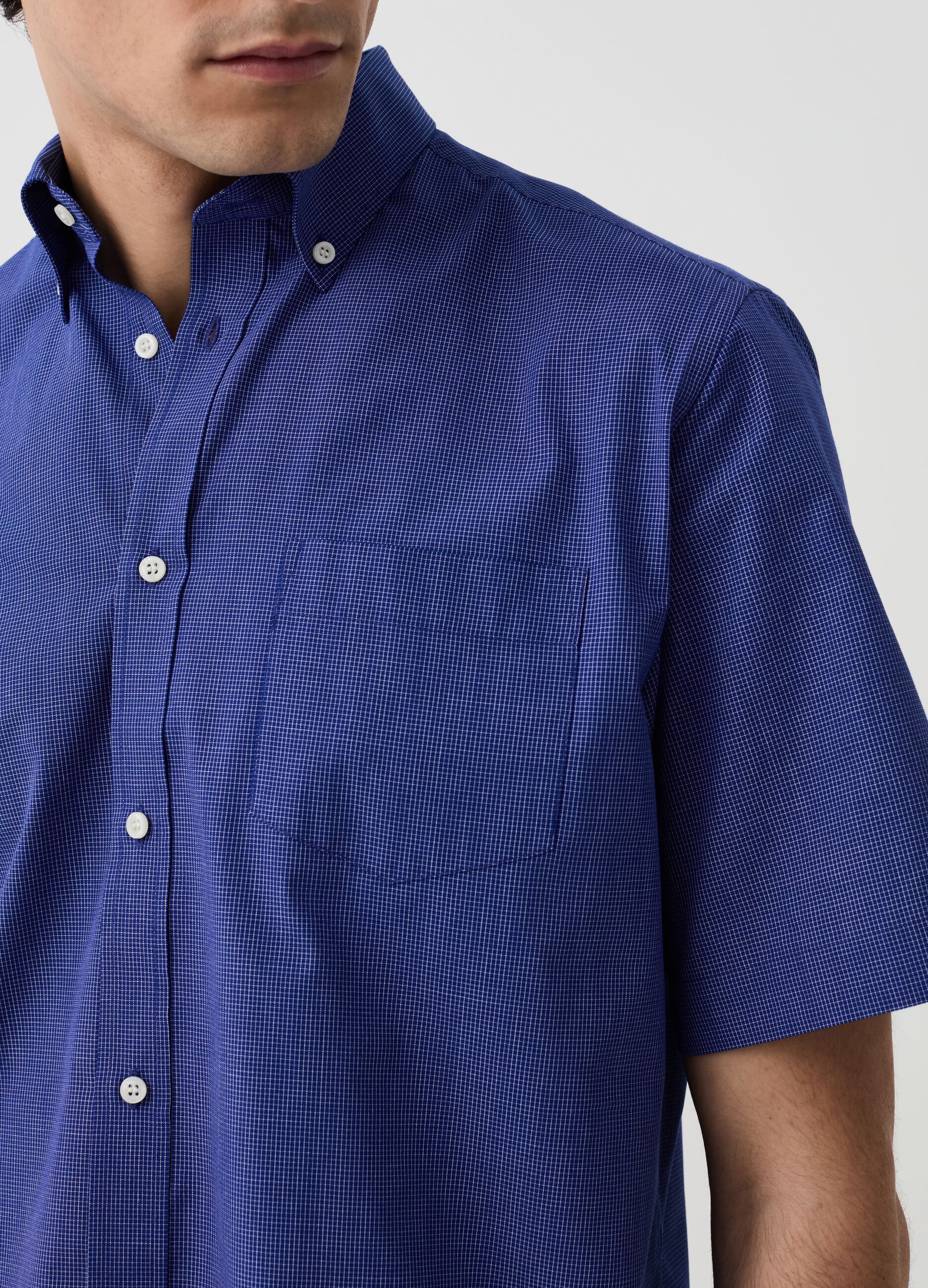 Short-sleeved shirt with micro pattern