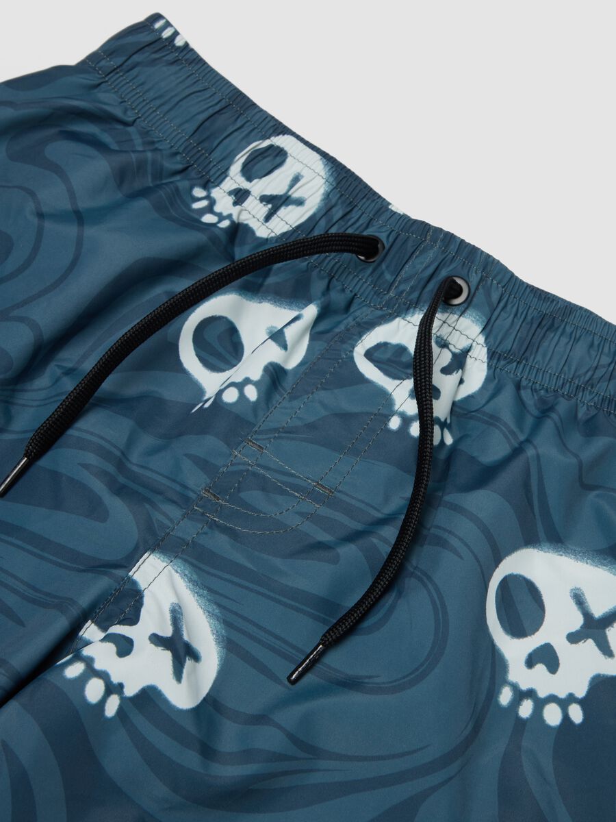 Short de bain bleu &agrave; imprim&eacute; t&ecirc;tes de mort_2