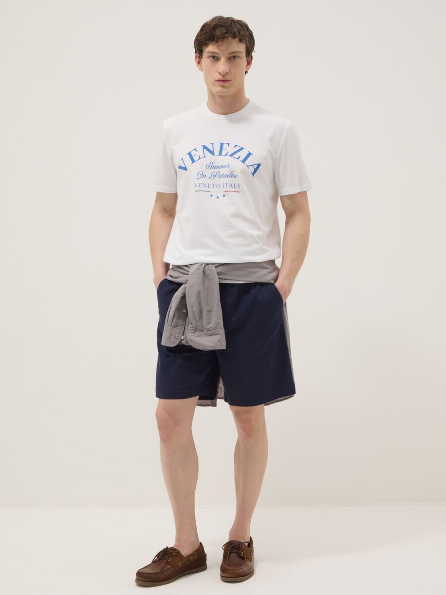 Wei&szlig;es T-Shirt aus reiner Baumwolle mit Frontprint, Regular Fit_2