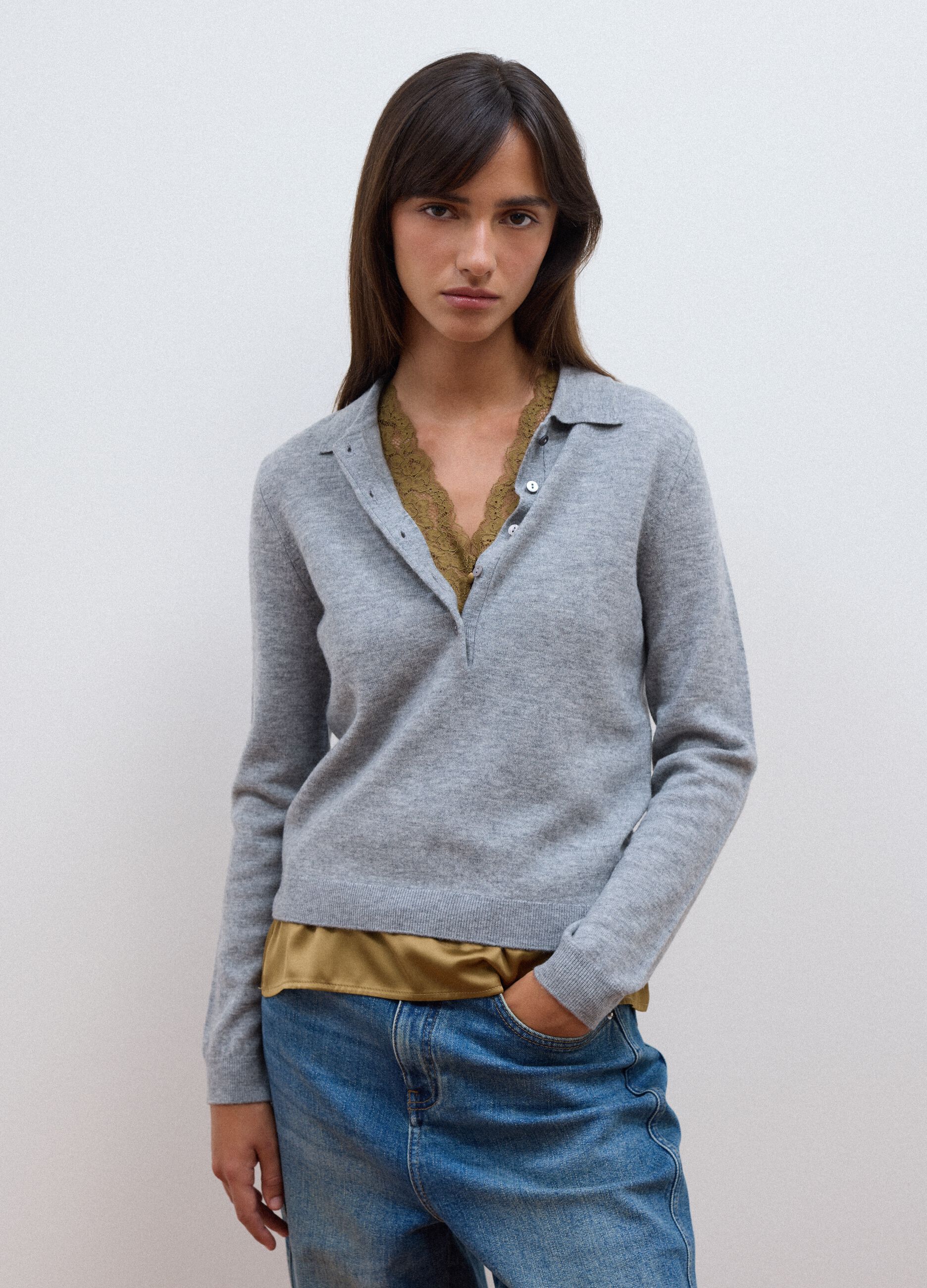 Maglia grigia in pura lana con girocollo