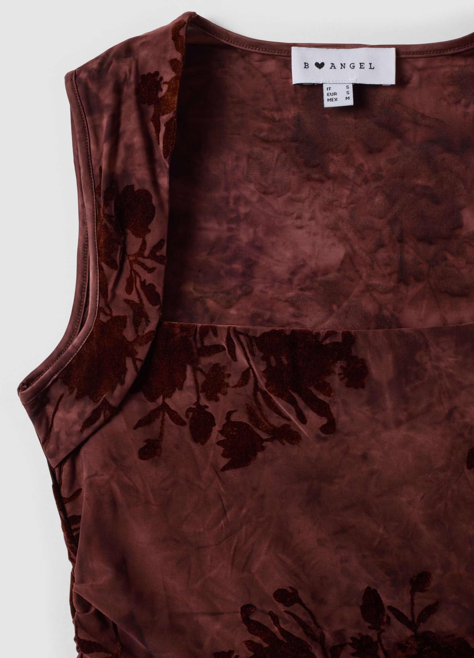 Top fitted rosso in tessuto elasticizzato con fantasia floreale