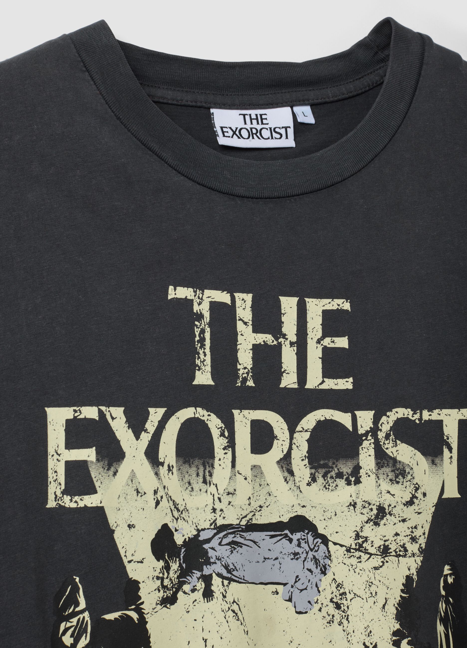Camiseta gris crop de algod&oacute;n puro con estampado "The Exorcist", corte regular