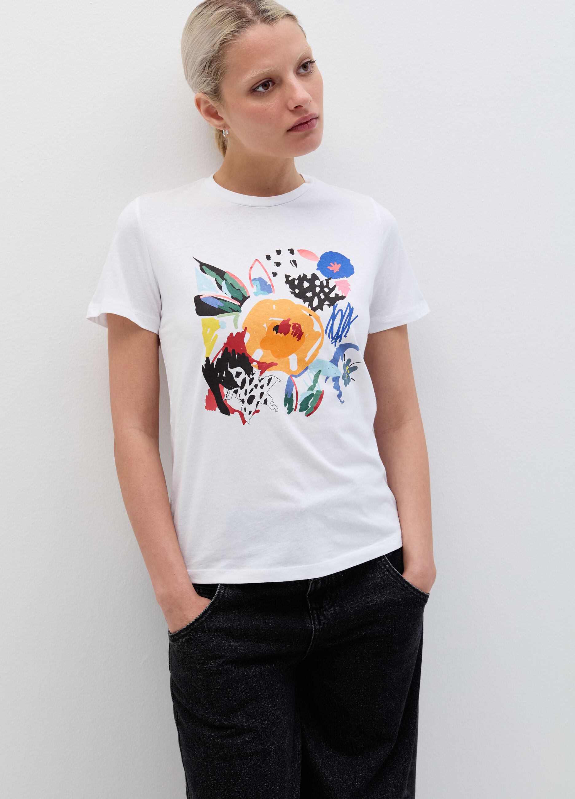 T-shirt con stampa fiori effetto dipinto