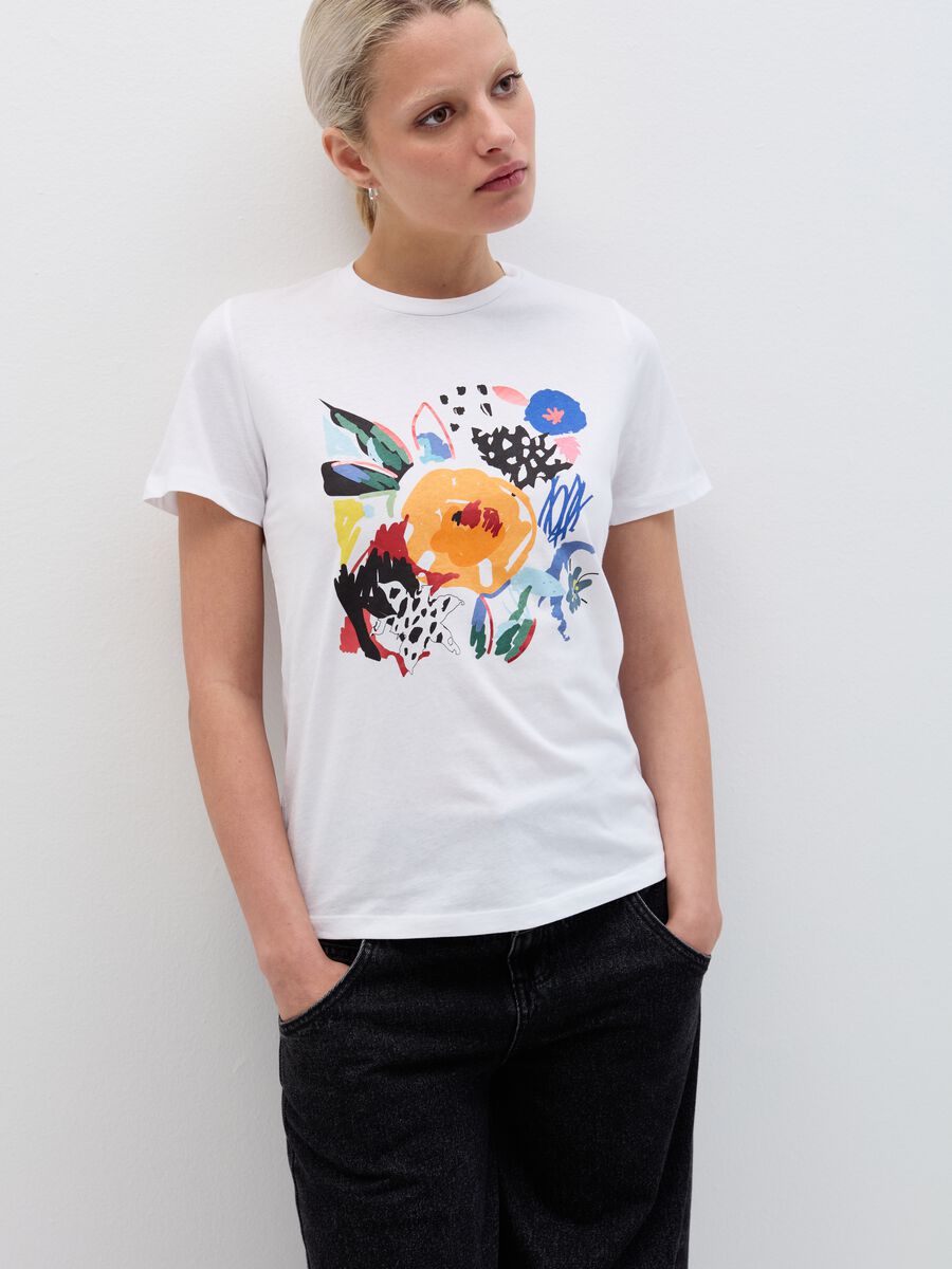 T-shirt con stampa fiori effetto dipinto_0