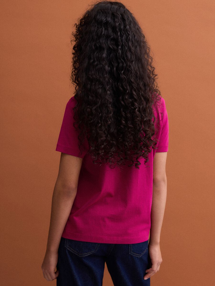 &Rho;&omicron;&zeta; T-shirt &mu;&epsilon; &sigma;&tau;&rho;&omicron;&gamma;&gamma;&upsilon;&lambda;ή &lambda;&alpha;&iota;&mu;ό&kappa;&omicron;&psi;&eta; &alpha;&pi;ό 100% &beta;&alpha;&mu;&beta;ά&kappa;&iota; Supima, &kappa;&alpha;&nu;&omicron;&nu;&iota;&kappa;ή &epsilon;&phi;&alpha;&rho;&mu;&omicron;&gamma;ή_3