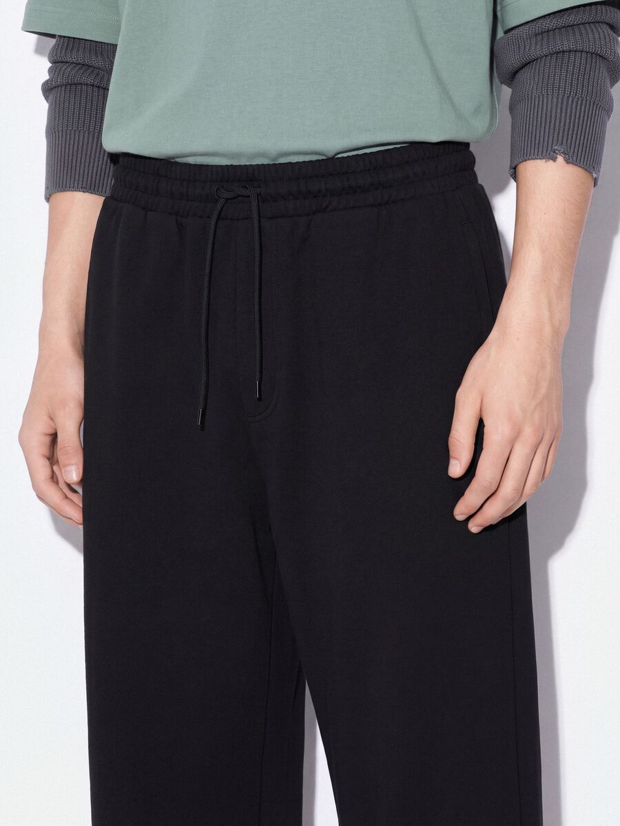 Cal&ccedil;as jogger pretas em algod&atilde;o puro com cintura el&aacute;stica, corte oversized_3