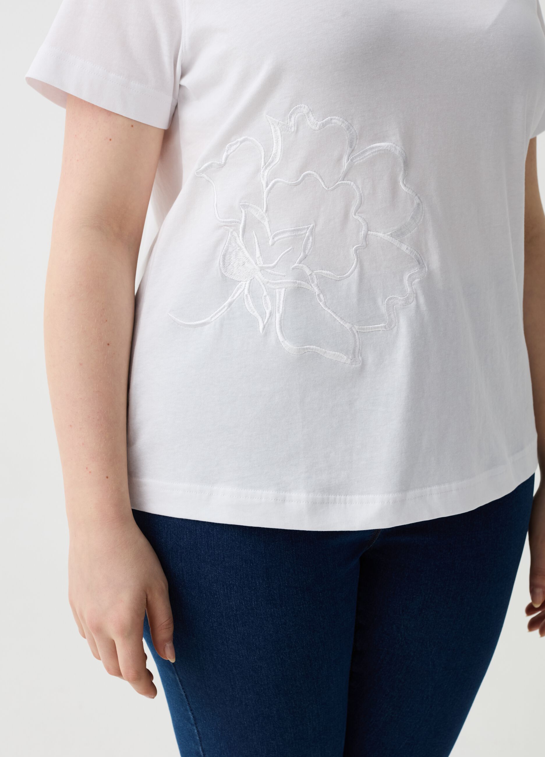 Camiseta con bordado flor Curvy