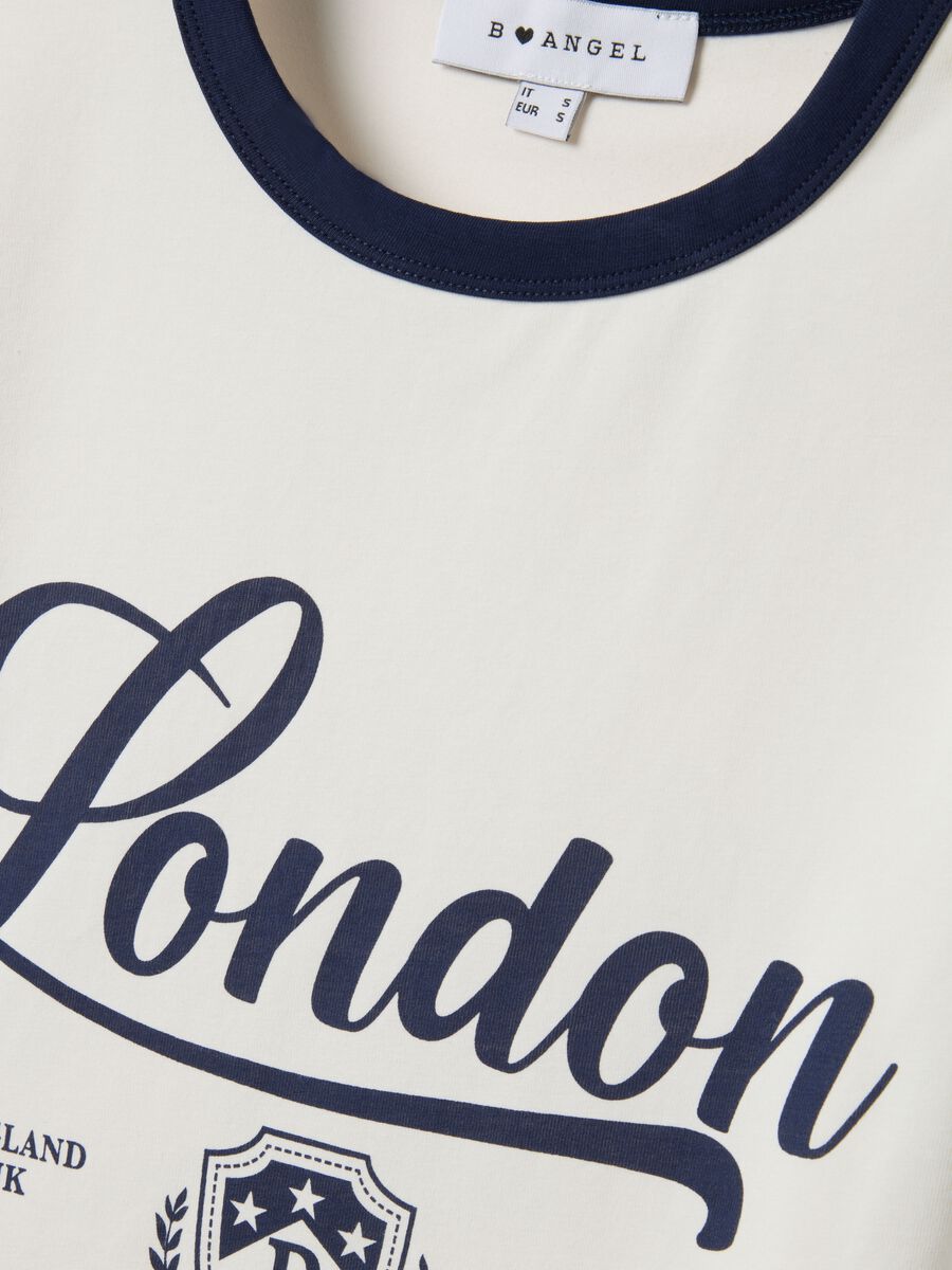 Wei&szlig;e T-Shirt aus elastischer Baumwolle im Regular Fit mit blauem Schriftzug_5