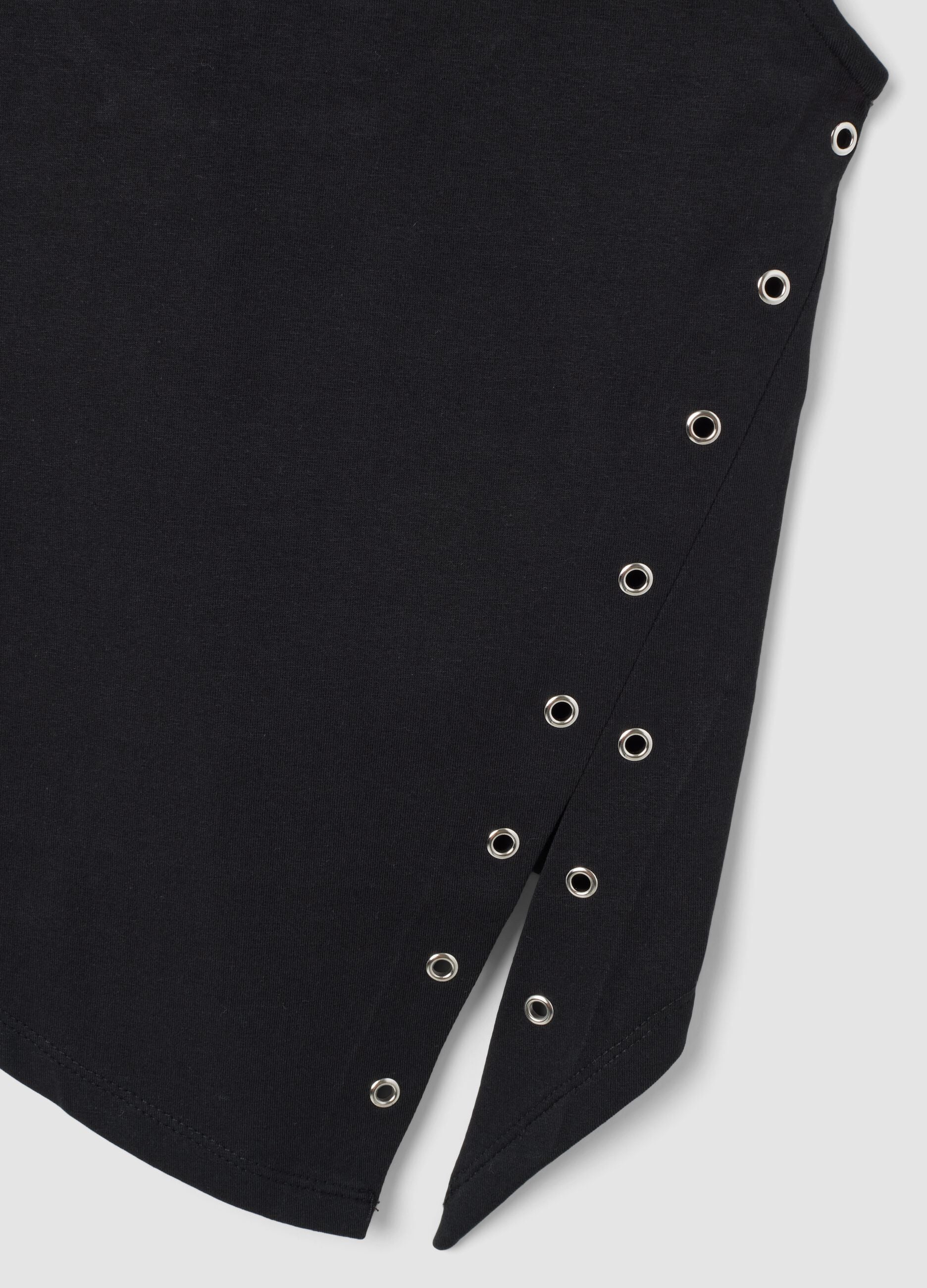 Schwarzes Top aus elastischer Baumwolle mit asymmetrischem Saum und Metall&ouml;sen
