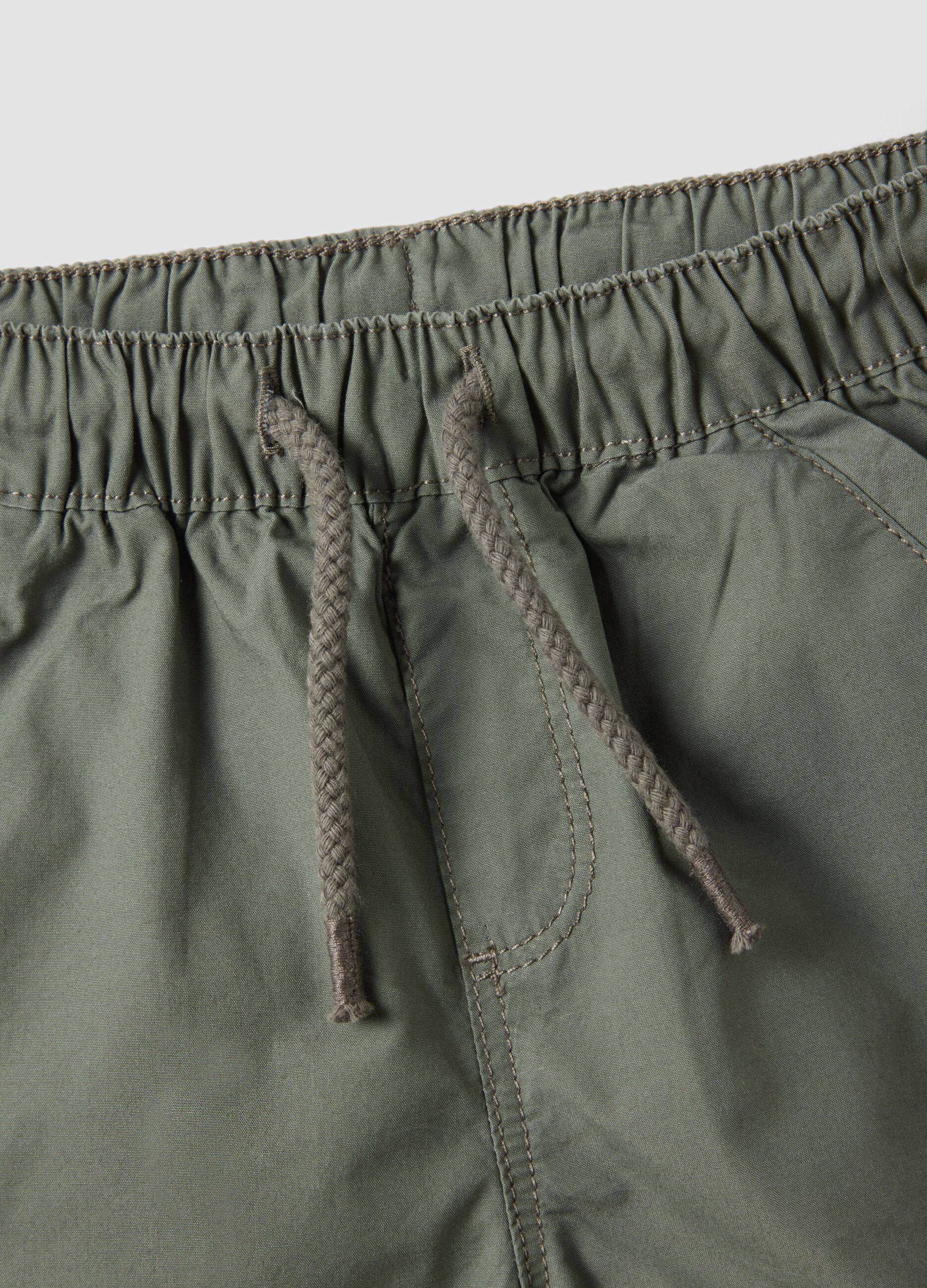 Gr&uuml;ne Jungen-Shorts aus reiner Baumwolle, Regular Fit mit Kordelzug