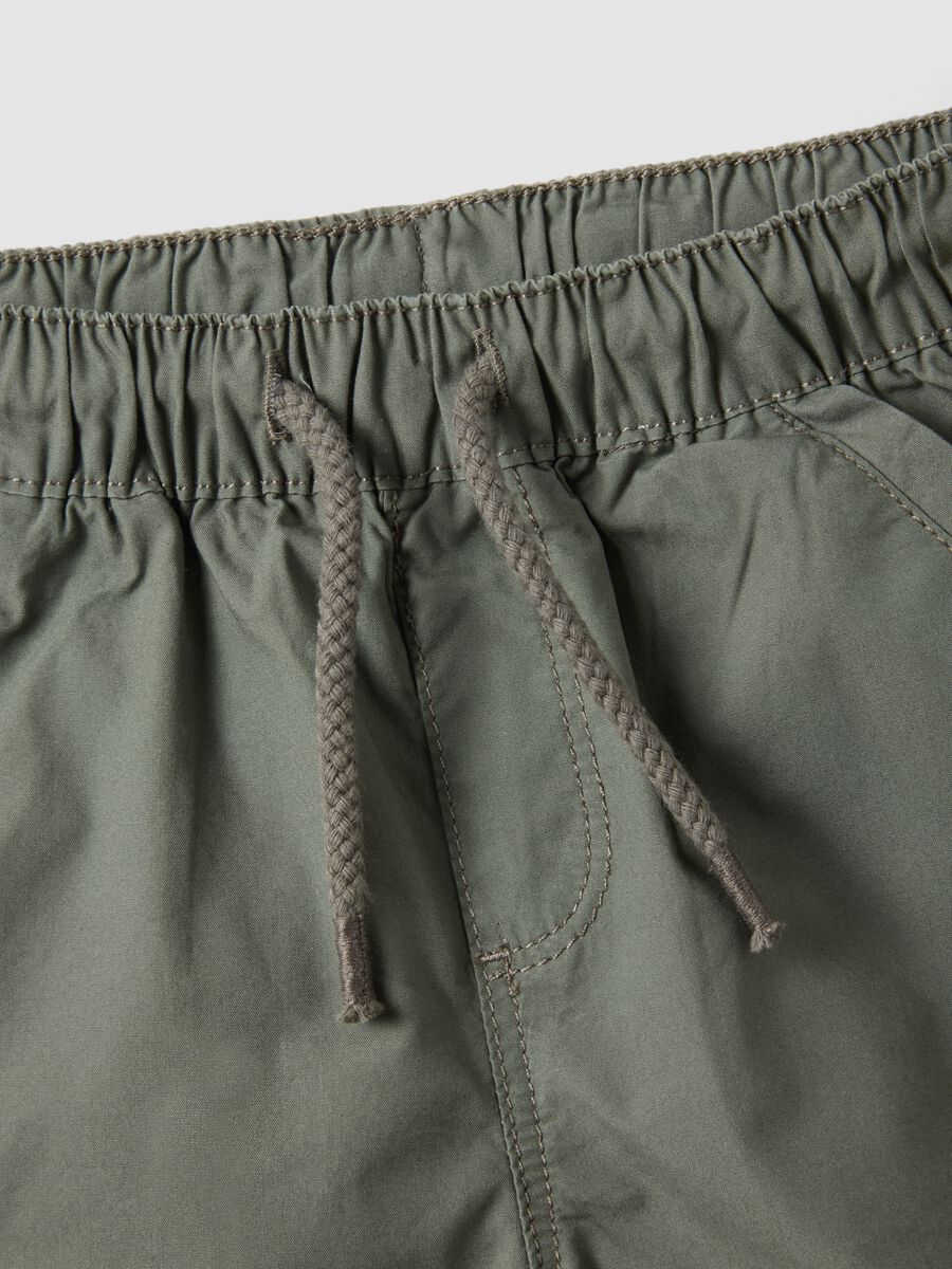Gr&uuml;ne Jungen-Shorts aus reiner Baumwolle, Regular Fit mit Kordelzug_2