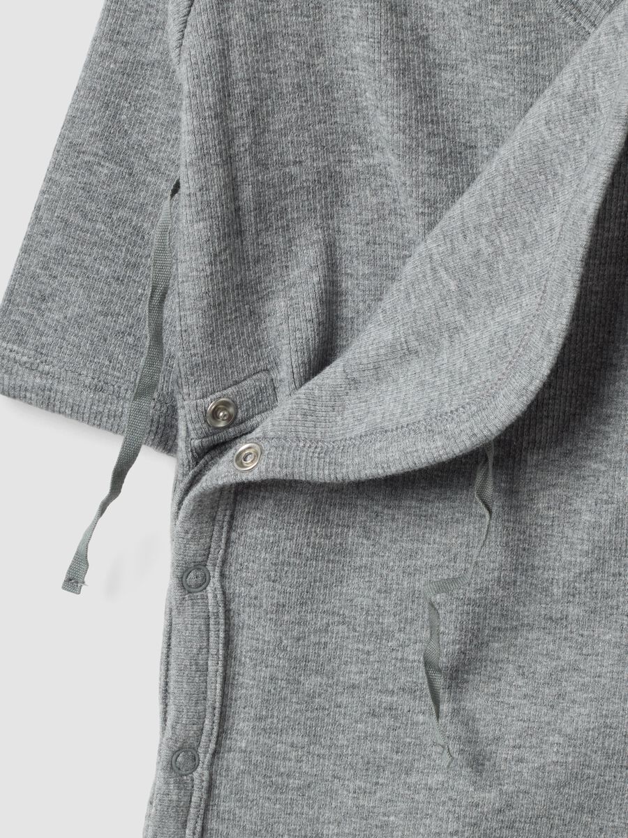 Grey organic cotton wrapover sleepsuit for newborns_2