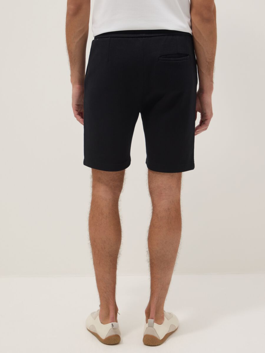 Schwarze Regular-Fit-Shorts aus reiner Baumwolle mit Kordelzug_2